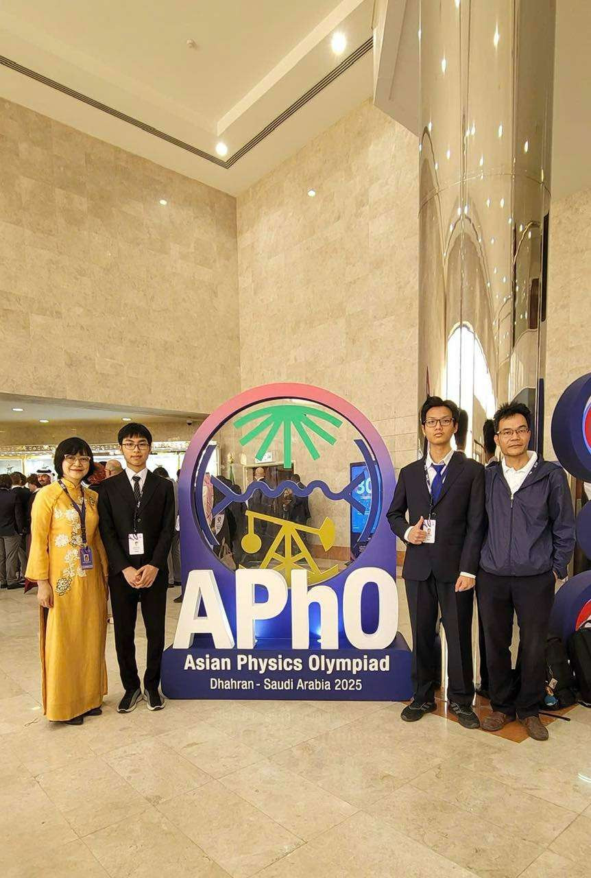 Thiện Nhân chụp ảnh kỷ niệm tại tại Saudi Arabia. Thiện Nhân chụp ảnh kỷ niệm tại tại Saudi Arabia.