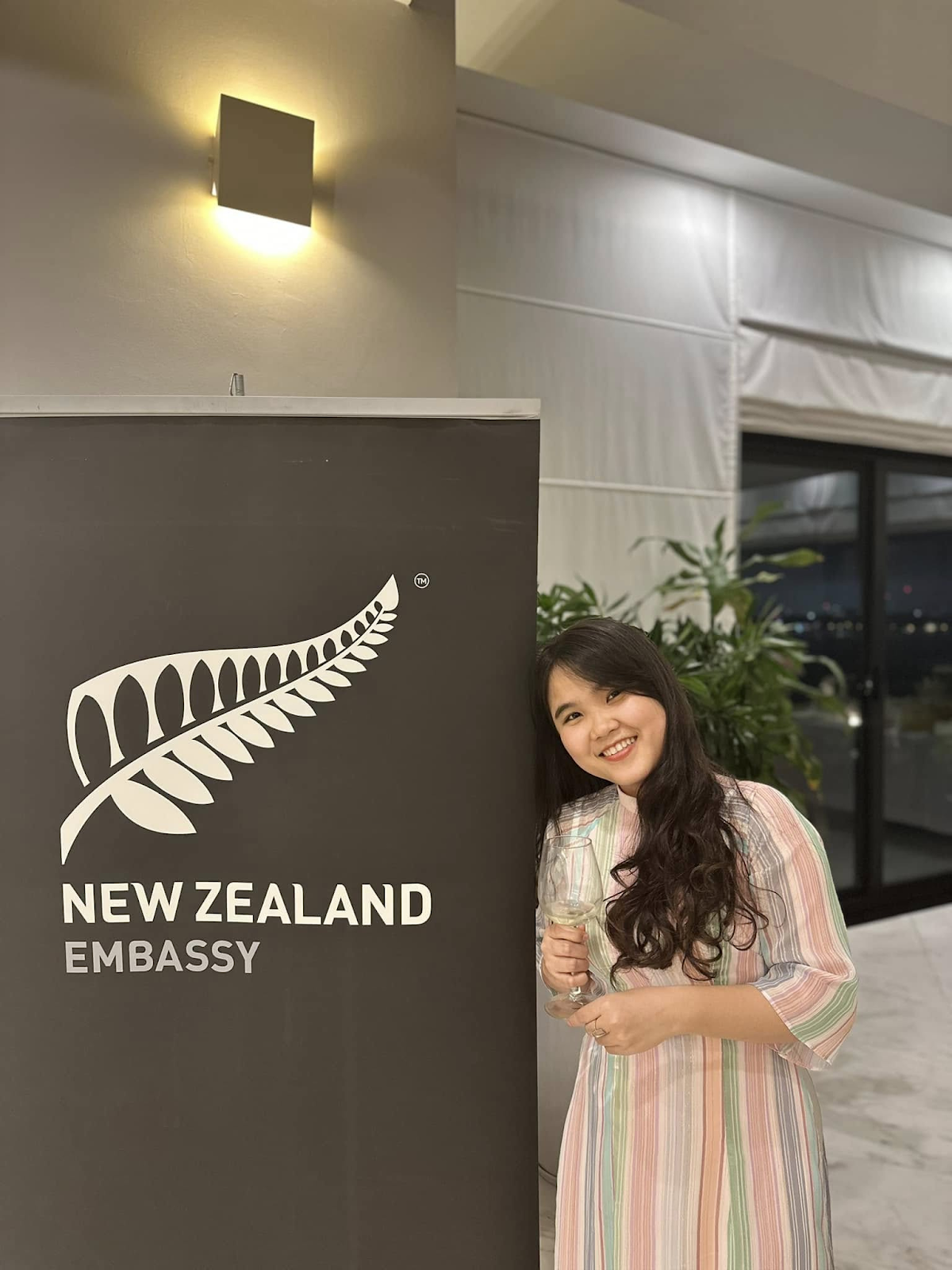 Hồng Đào tại buổi pre-departure briefing diễn ra tại Nhà riêng của Đại sứ New Zealand tại Việt Nam. Hồng Đào tại buổi pre-departure briefing diễn ra tại Nhà riêng của Đại sứ New Zealand tại Việt Nam.