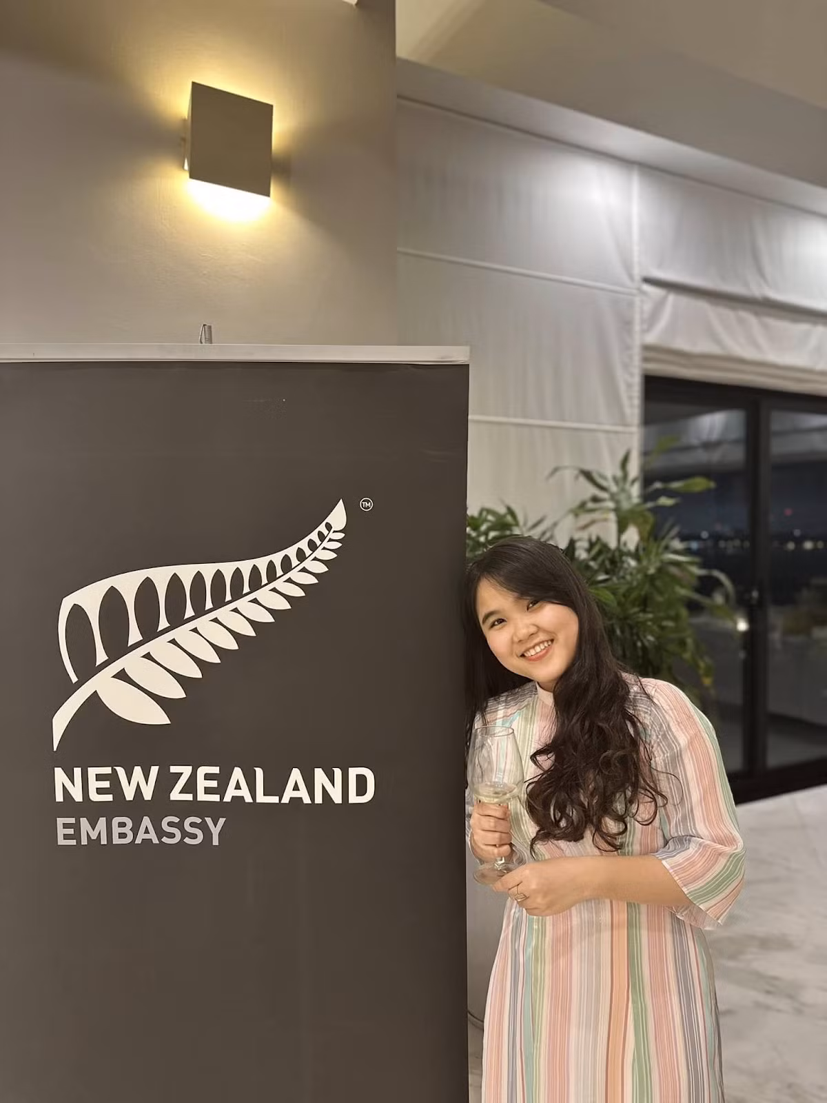 Hồng Đào tại buổi pre-departure briefing diễn ra tại Nhà riêng của Đại sứ New Zealand tại Việt Nam.