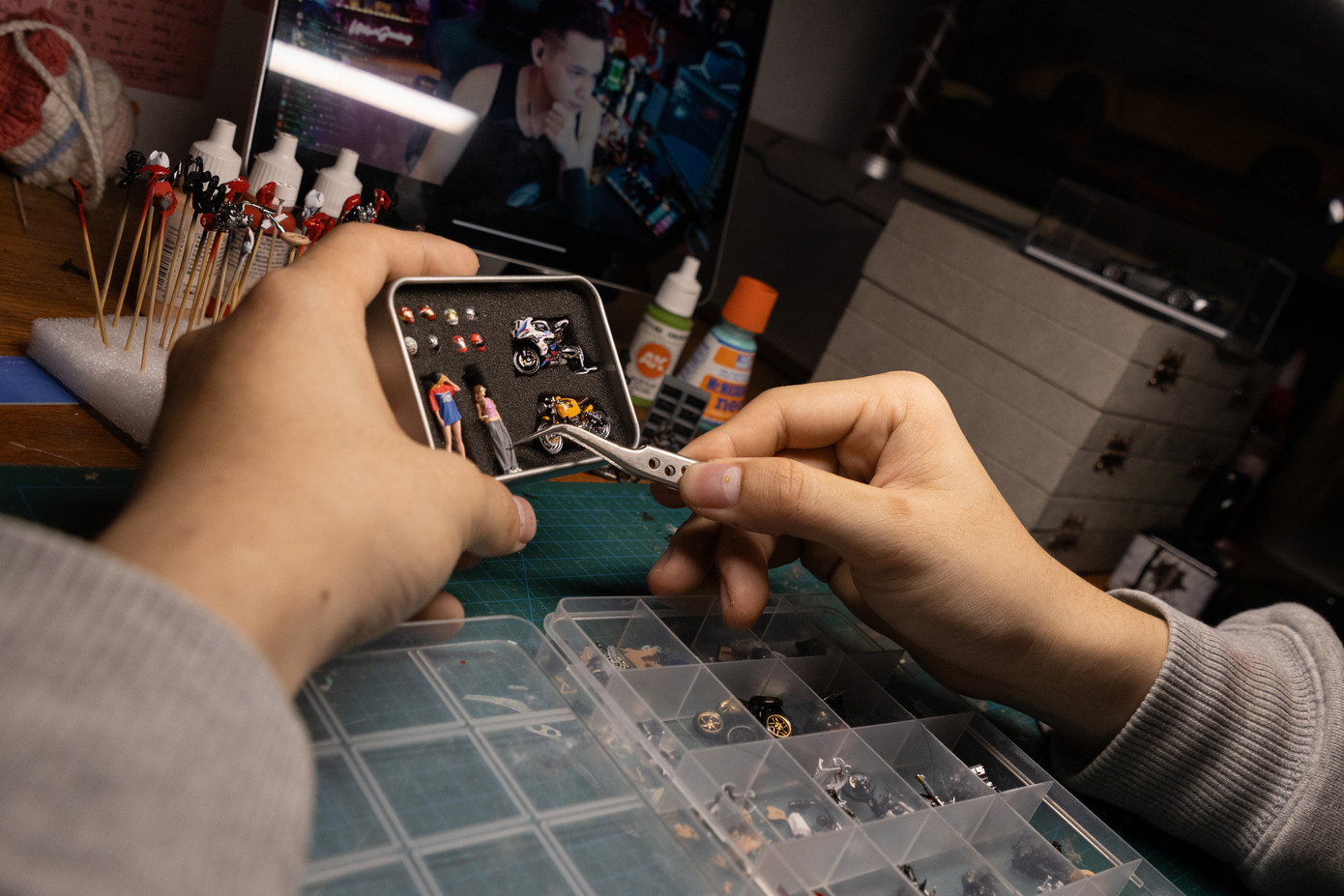 Cuối năm 2023, Chiến bắt đầu mày mò học hỏi các kỹ thuật làm diorama từ YouTube. Từ những vật liệu đơn giản như fomex, bìa, xốp, anh đã tạo ra những tác phẩm diorama đầy ấn tượng. "Thời gian đầu, mình gặp rất nhiều khó khăn, phải làm đi làm lại nhiều lần. Nhưng dần dần, mình đã tìm ra những phương pháp và kỹ thuật phù hợp." - Chiến chia sẻ. Nhờ những mẫu diorama đầu tay được cộng đồng đón nhận, Chiến đã bắt đầu con đường sự nghiệp của mình. Cuối năm 2023, Chiến bắt đầu mày mò học hỏi các kỹ thuật làm diorama từ YouTube. Từ những vật liệu đơn giản như fomex, bìa, xốp, anh đã tạo ra những tác phẩm diorama đầy ấn tượng. "Thời gian đầu, mình gặp rất nhiều khó khăn, phải làm đi làm lại nhiều lần. Nhưng dần dần, mình đã tìm ra những phương pháp và kỹ thuật phù hợp." - Chiến chia sẻ. Nhờ những mẫu diorama đầu tay được cộng đồng đón nhận, Chiến đã bắt đầu con đường sự nghiệp của mình.