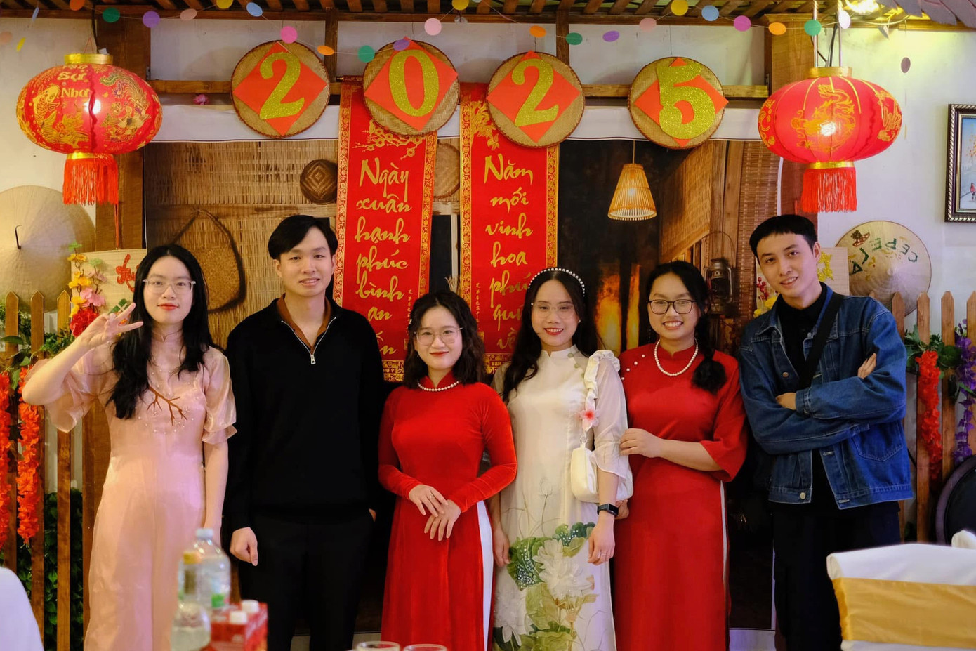 Hiếu (ngoài cùng bên phải) và các du học sinh Việt tại chương trình “Tết trọn vị”.