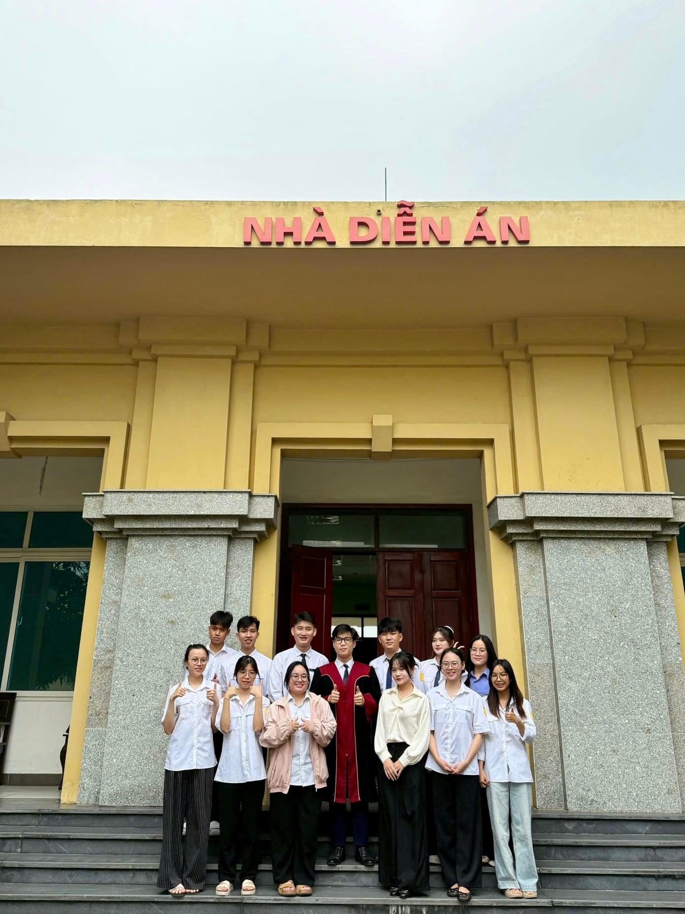 Quỳnh (thứ hai hàng đầu từ phải sang) và các bạn cùng lớp tham gia tiết học Diễn án tại Học viện Tòa án. Quỳnh (thứ hai hàng đầu từ phải sang) và các bạn cùng lớp tham gia tiết học Diễn án tại Học viện Tòa án.