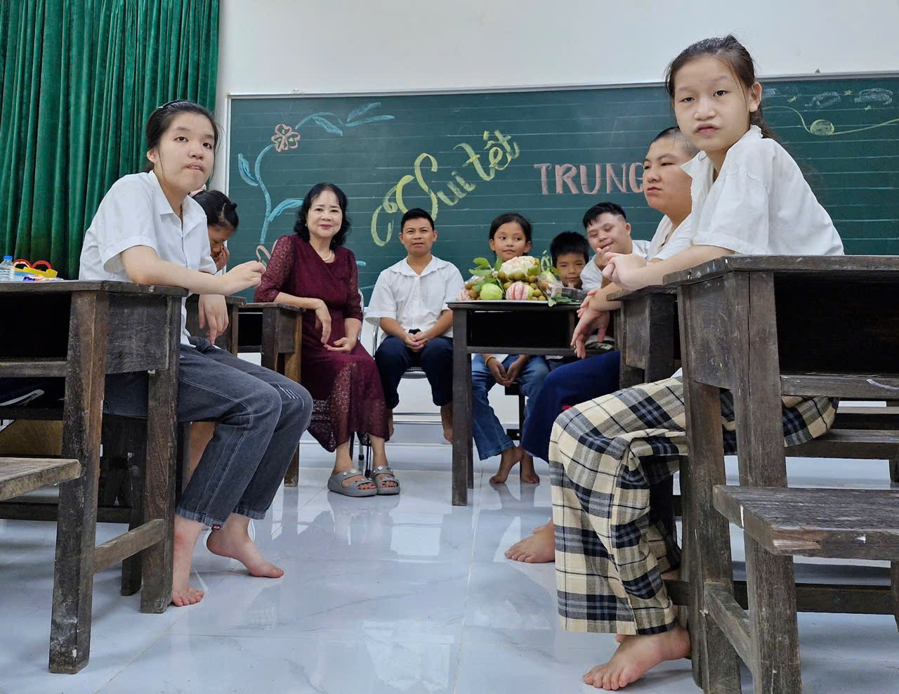 Không khí trung thu được chính tay cô trò chuẩn bị trong lớp học đặc biệt. (Ảnh: NVCC) Không khí trung thu được chính tay cô trò chuẩn bị trong lớp học đặc biệt. (Ảnh: NVCC)