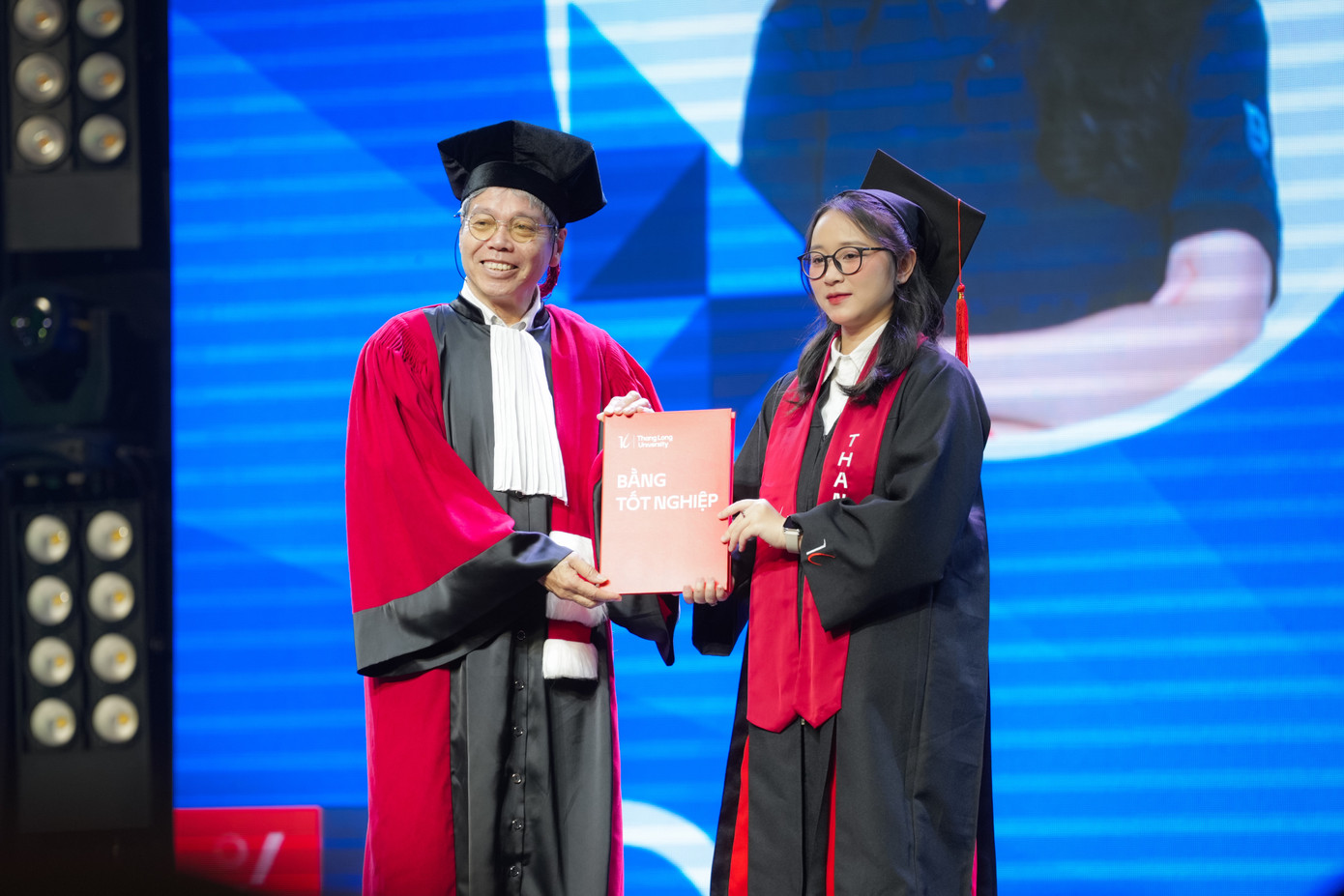 Tiến sĩ Vũ Đỗ Quỳnh, Phó Hiệu trưởng Trường Đại học Thăng Long, trao bằng cử nhân cho Yến Linh.