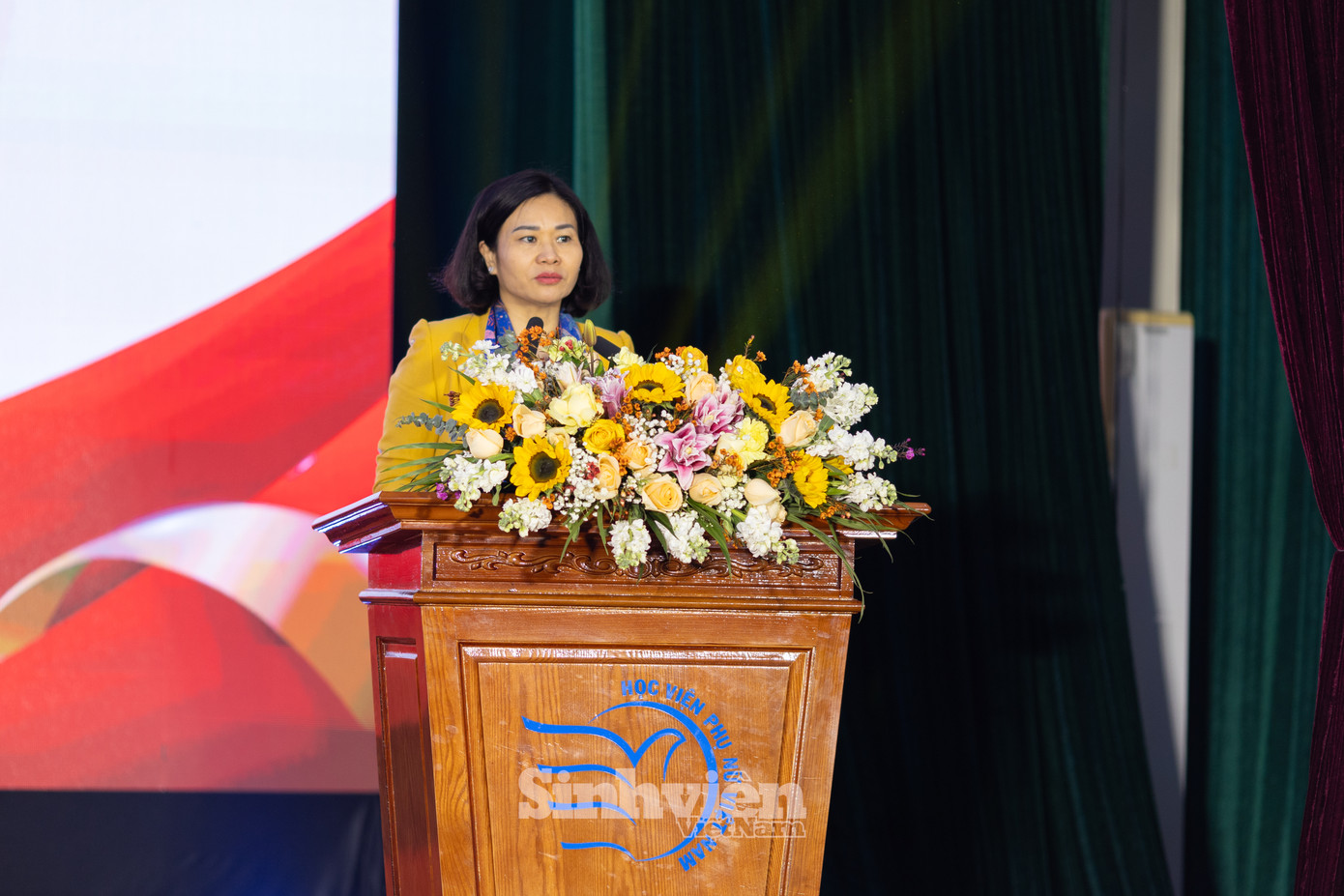 Bà Nguyễn Thị Tuyến - Ủy viên BCH Trung ương Đảng, Chủ tịch Hội Liên hiệp Phụ nữ Việt Nam gửi lời chúc mừng tới các tân cử nhân, tân thạc sĩ tốt nghiệp đồng thời nhấn mạnh vai trò của Học viện Phụ nữ Việt Nam trong việc đào tạo nguồn nhân lực chất lượng cao, đặc biệt là cán bộ nữ: “Học viện đã không ngừng đổi mới và nâng cao chất lượng giáo dục, vừa thực hiện nhiệm vụ đào tạo, bồi dưỡng đội ngũ, cán bộ Hội Liên hiệp Phụ nữ các cấp, cán bộ nữ trong hệ thống chính trị, vừa thực hiện nhiệm vụ nghiên cứu khoa học, công nghệ, nghiên cứu các lĩnh vực liên quan đến phụ nữ, bình đẳng giới và có nhiều kết quả đáng tự hào.”