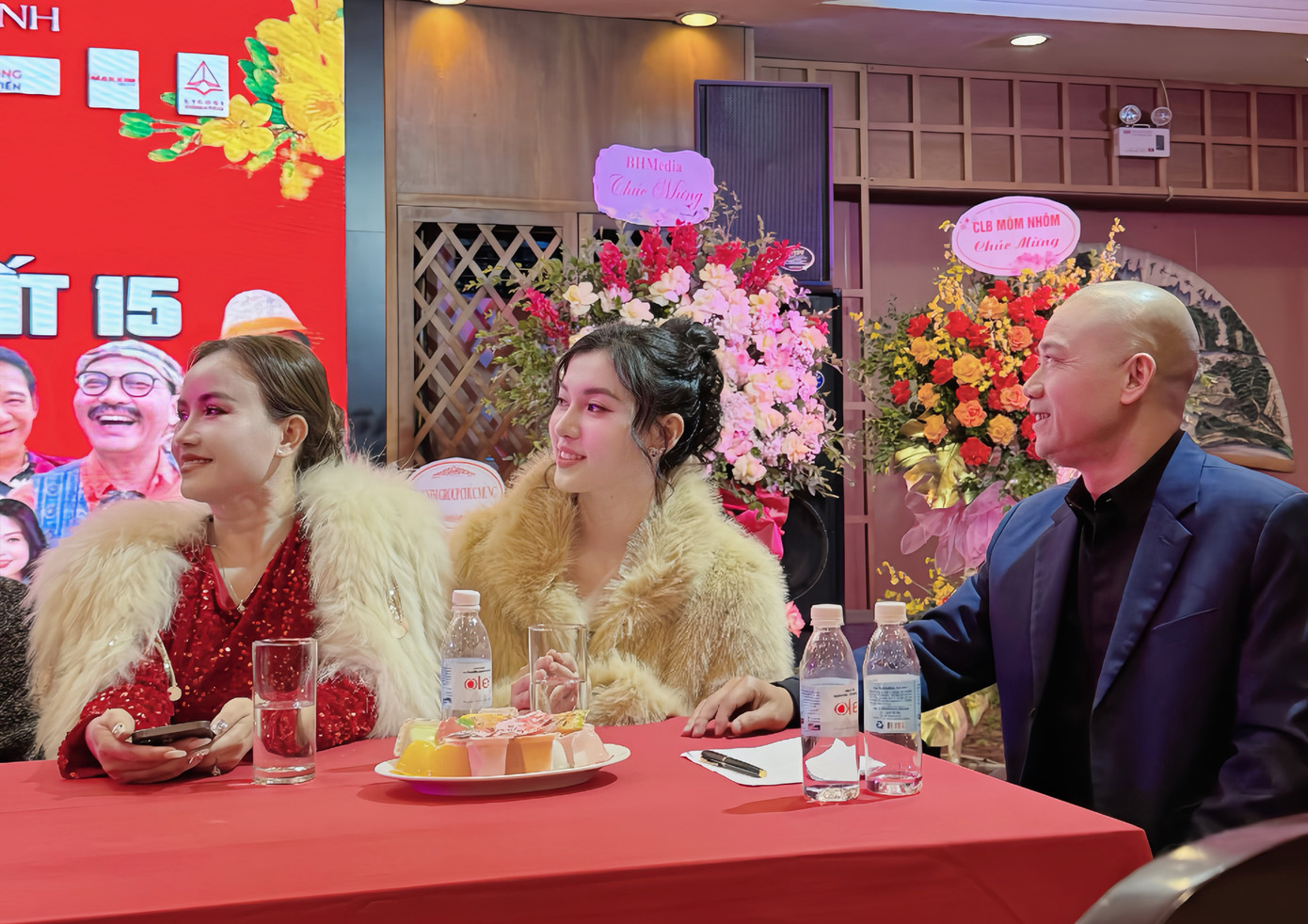 Linh (ở giữa) trong buổi họp báo ra mắt phim. Linh (ở giữa) trong buổi họp báo ra mắt phim.