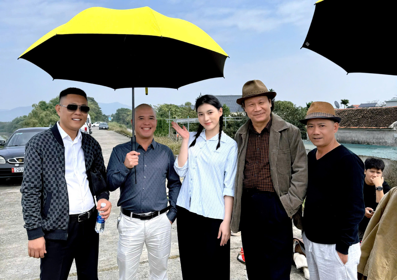 Linh (ở giữa) – vai diễn gái quê hiền lành, chân chất mang đến cho cô cơ hội quý giá để thử sức và học hỏi từ các nghệ sĩ gạo cội. Linh (ở giữa) – vai diễn gái quê hiền lành, chân chất mang đến cho cô cơ hội quý giá để thử sức và học hỏi từ các nghệ sĩ gạo cội.