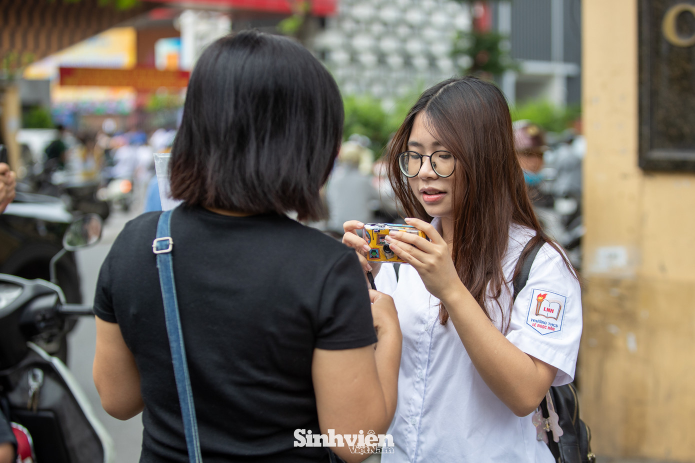 Phụ huynh dặn dò các sĩ tử trước khi vào làm thủ tục dự thi.