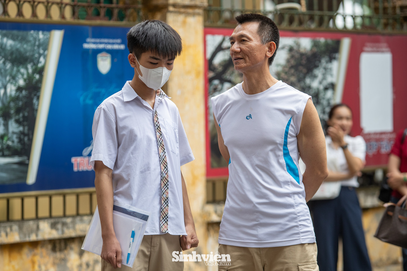 Với chỉ tiêu vào các trường THPT công lập chỉ chiếm khoảng 64%, cuộc đua giành một suất vào lớp 10 công lập tại Hà Nội luôn vô cùng gay gắt. Nhiều phụ huynh và học sinh xem đây là kỳ thi quan trọng hơn cả kỳ thi tốt nghiệp THPT, quyết định bước ngoặt lớn trên con đường học vấn.