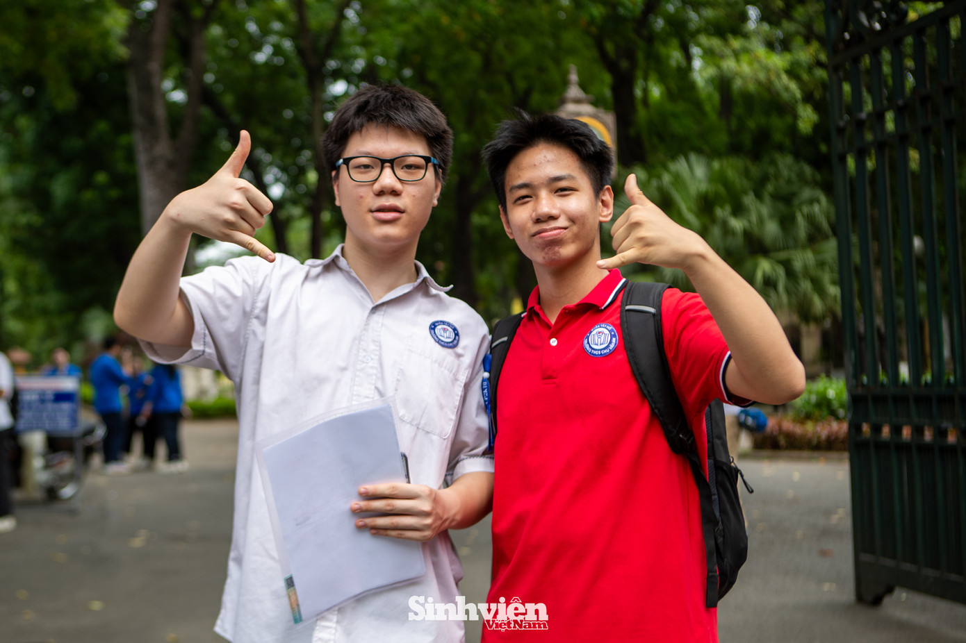 Em Nguyễn Thành Trung và Trần Tùng Lâm, học sinh Trường THCS Chu Văn An, đang bước vào kỳ thi tuyển sinh lớp 10 với tâm thế vừa háo hức, vừa có phần hồi hộp. Các bạn chia sẻ: "Dù áp lực là điều khó tránh khỏi, song chúng em mong rằng việc ôn luyện kỹ càng và chuẩn bị tâm thế từ sớm sẽ giúp chúng em đạt được kết quả tốt nhất."