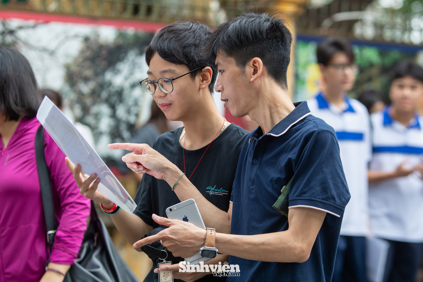 Phụ huynh dặn dò các sĩ tử trước khi vào làm thủ tục dự thi.