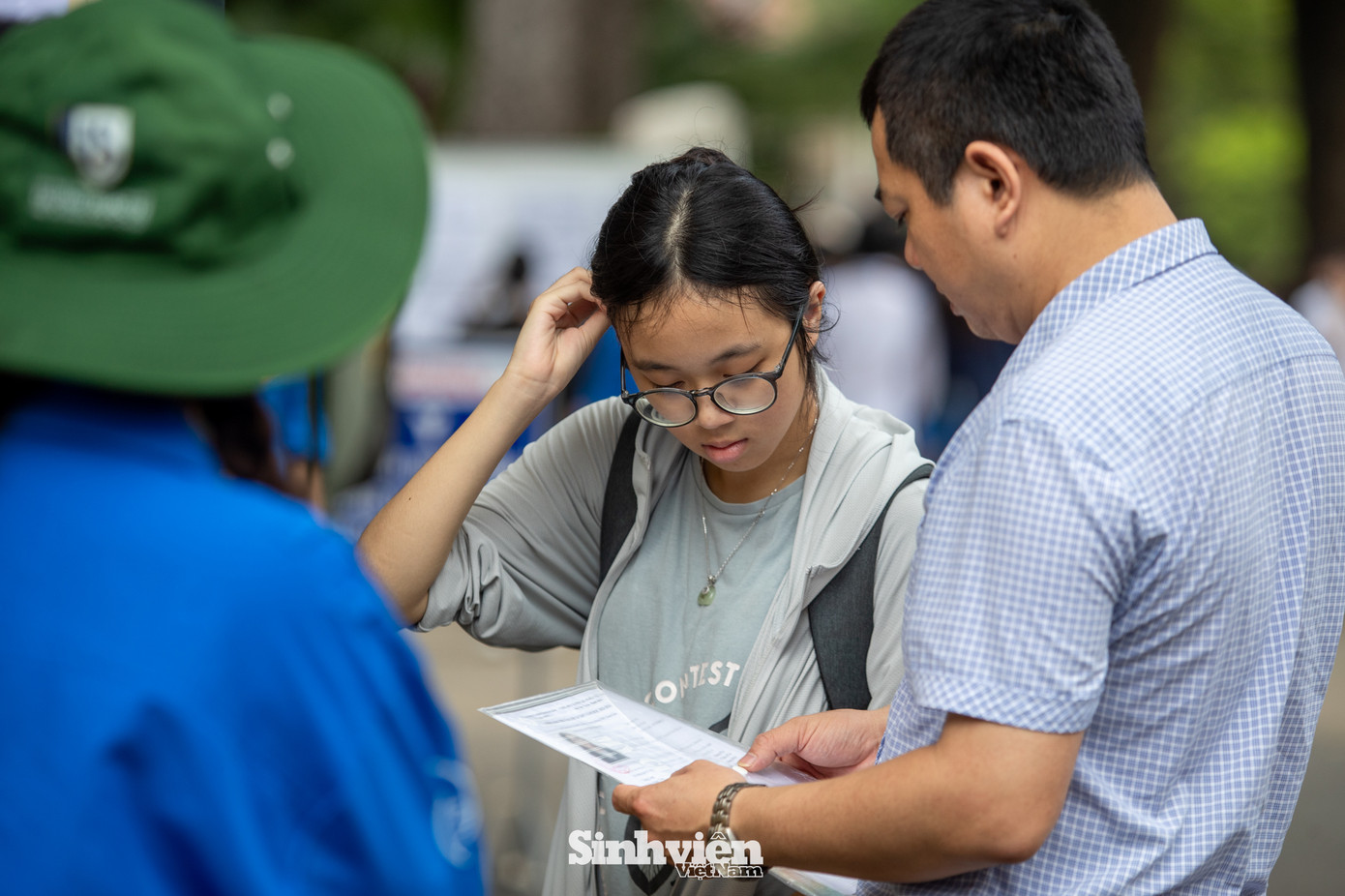 Theo ghi nhận, tại điểm thi Trường THPT Chu Văn An, nhiều thí sinh cùng phụ huynh đã có mặt từ 7 giờ sáng. Trong sáng nay, các em được nghe phổ biến kỹ lưỡng về quy chế, lịch thi và đính chính sai sót thông tin (nếu có).