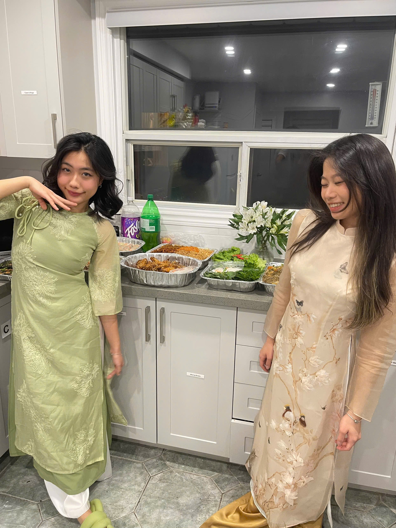 Cẩm Vân và các bạn cùng nhau chuẩn bị bữa cơm tất niên, chia sẻ hương vị quê nhà và những kỷ niệm ấm áp giữa du học sinh Việt tại Canada.