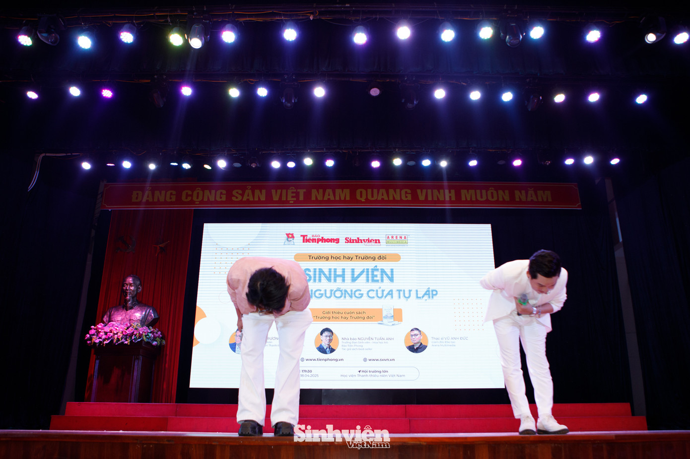 Hai ca sĩ kết thúc màn trình diễn trong tiếng hò reo của khán giả.