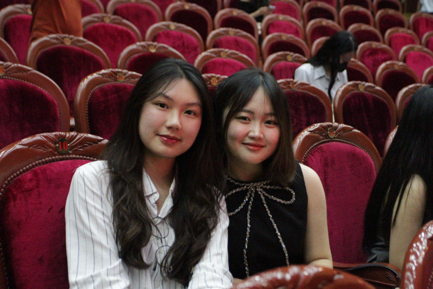 Bạn Lê Thị Minh Phương – sinh viên Trường Đại học Luật Hà Nội (bên trái) và bạn Dương Khánh Linh – sinh viên Trường Đại học Hà Nội (bên phải) hào hứng chia sẻ những trải nghiệm tuyệt vời tại sự kiện.