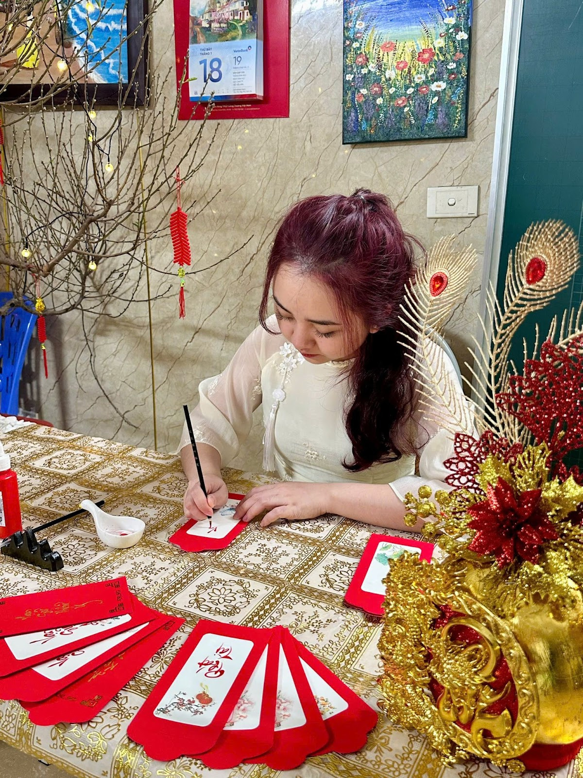 Hình ảnh Linh Giang cẩn thận nắn nót từng nét chữ thể hiện sự kết nối với truyền thống và tinh thần đoàn viên ngày Tết. Hình ảnh Linh Giang cẩn thận nắn nót từng nét chữ thể hiện sự kết nối với truyền thống và tinh thần đoàn viên ngày Tết.