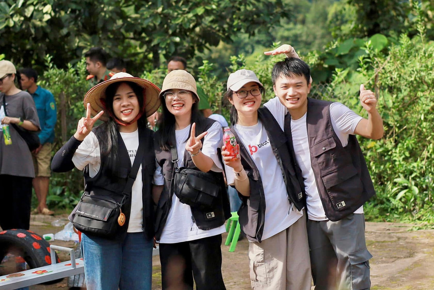Từ trái qua phải là bạn Nguyễn Như Quỳnh cùng các thành viên Đinh Duyên, Thu Trang và Ngô Tùng trong dự án “Đi Cùng Mây”