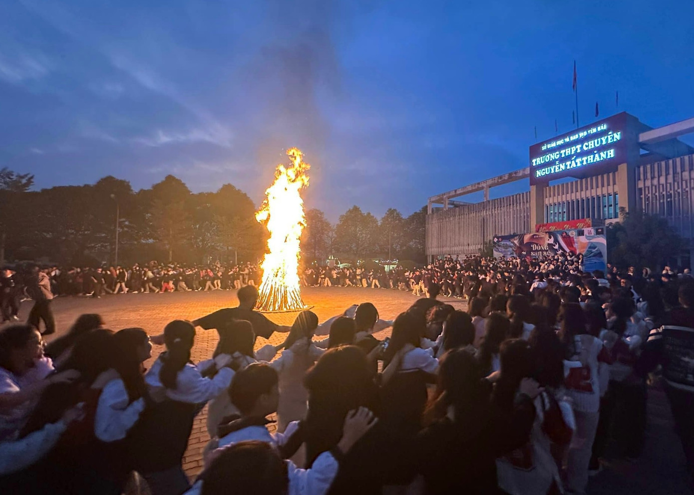 Các bạn học sinh tham gia đốt lửa trại tại trường THPT Chuyên Nguyễn Tất Thành.