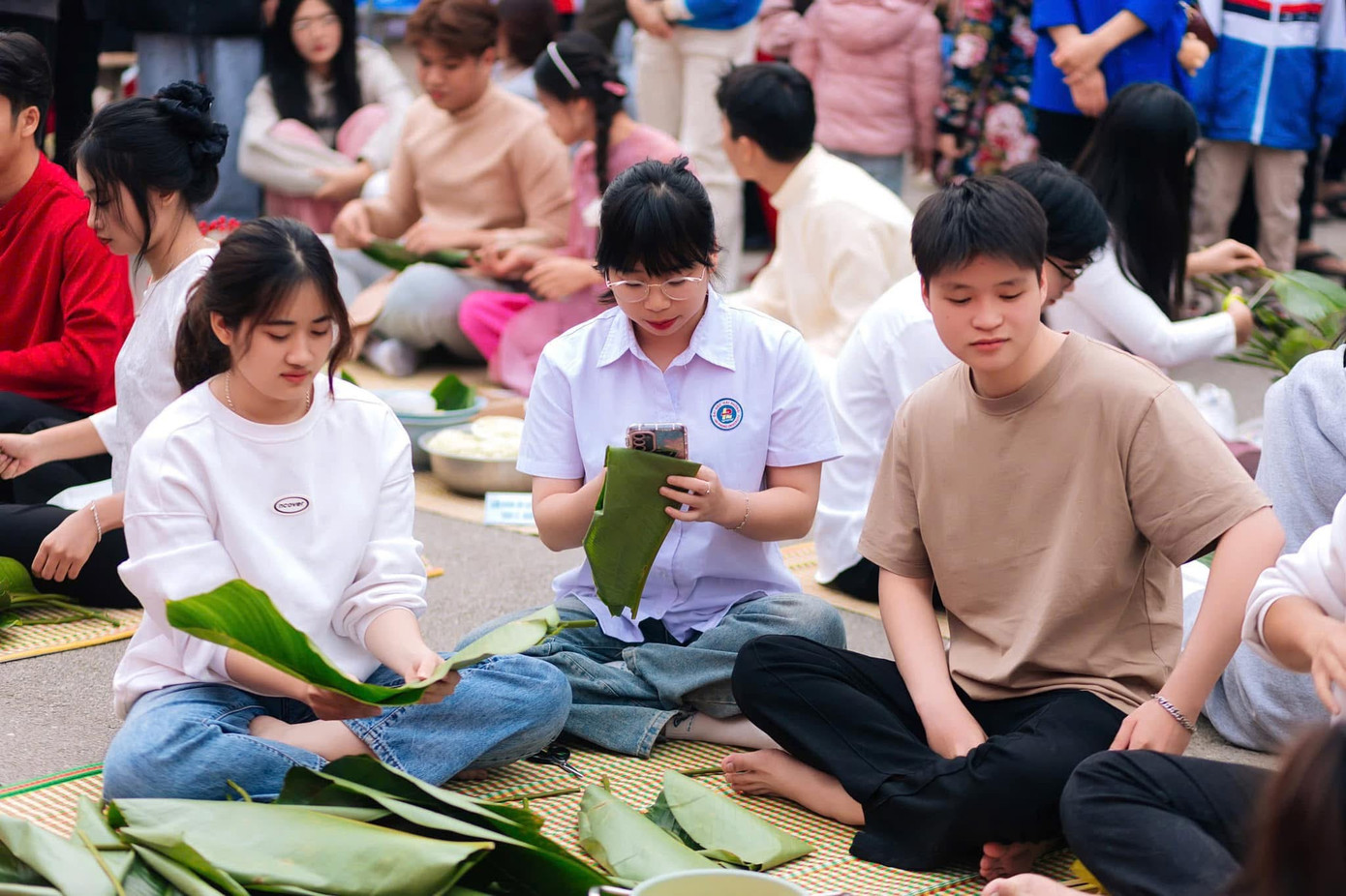 Sinh viên Trường Đại học Hải Phòng tham gia “Ngày hội Gói bánh chưng và Giao lưu sinh viên quốc tế nhân dịp Tết Nguyên Đán Ất Tỵ 2025”. (Nguồn: Trường Đại học Hải Phòng) Sinh viên Trường Đại học Hải Phòng tham gia “Ngày hội Gói bánh chưng và Giao lưu sinh viên quốc tế nhân dịp Tết Nguyên Đán Ất Tỵ 2025”. (Nguồn: Trường Đại học Hải Phòng)