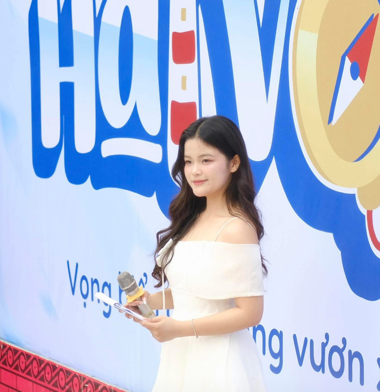 Nhìn vào phiên bản hiện tại, ít ai biết rằng Thanh Vy từng “trượt chân” ở những lần đăng ký tham gia các câu lạc bộ về MC, phát thanh. Nhìn vào phiên bản hiện tại, ít ai biết rằng Thanh Vy từng “trượt chân” ở những lần đăng ký tham gia các câu lạc bộ về MC, phát thanh.