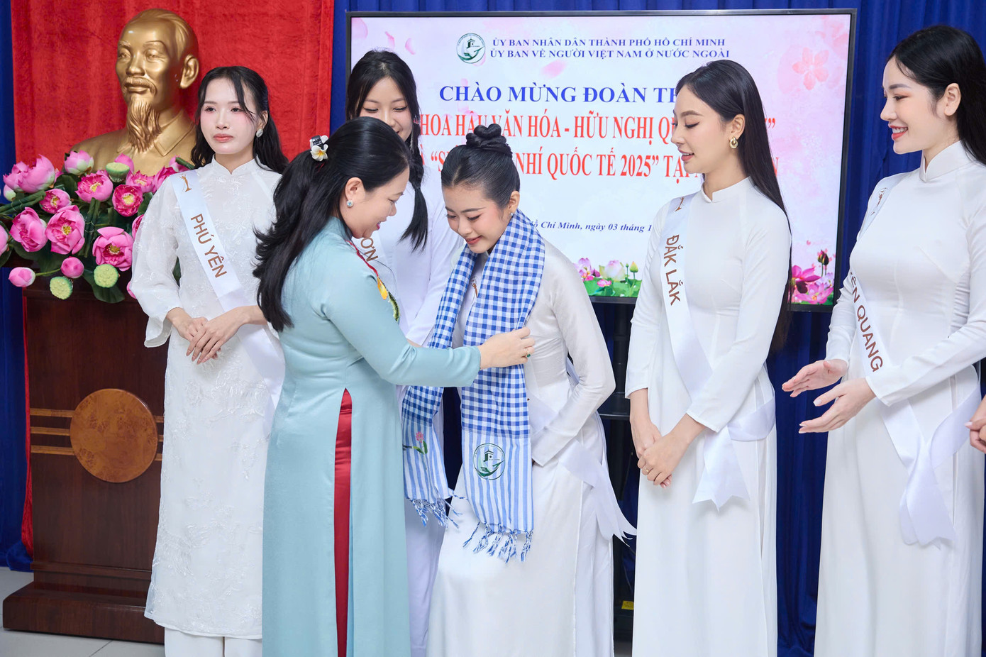 Nguyễn Trang cùng Top 25 thí sinh Hoa hậu Văn hóa Hữu nghị Quốc tế 2025 đã có buổi gặp gỡ và giao lưu với Ủy Ban Về Người Việt Nam Ở Nước Ngoài TP.HCM. Nguyễn Trang cùng Top 25 thí sinh Hoa hậu Văn hóa Hữu nghị Quốc tế 2025 đã có buổi gặp gỡ và giao lưu với Ủy Ban Về Người Việt Nam Ở Nước Ngoài TP.HCM.