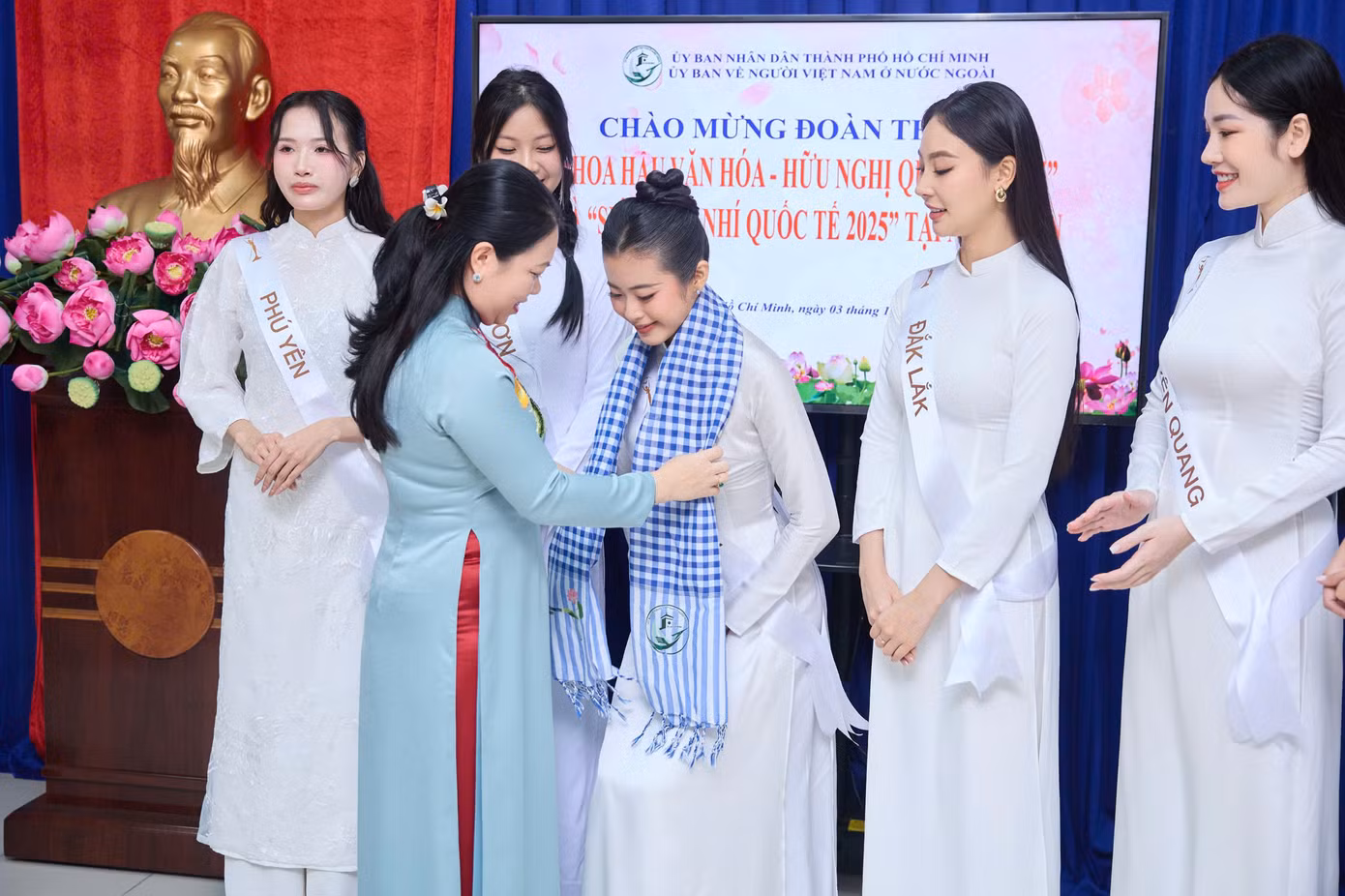 Nguyễn Trang cùng Top 25 thí sinh Hoa hậu Văn hóa Hữu nghị Quốc tế 2025 đã có buổi gặp gỡ và giao lưu với Ủy Ban Về Người Việt Nam Ở Nước Ngoài TP.HCM.