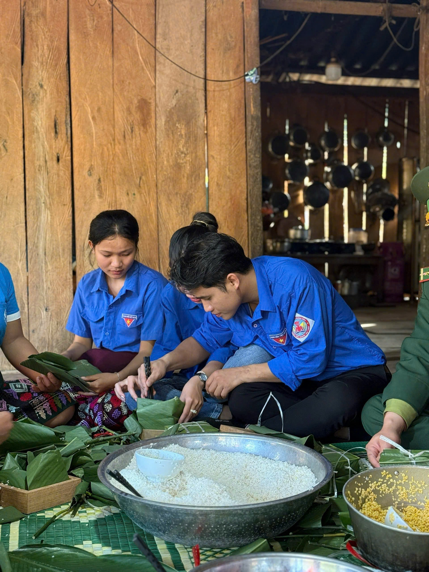 Không khí Tết nơi biên giới mang đến cho Hồ Văn Kãnh những xúc cảm đặc biệt, khi mùa xuân đến muộn hơn nhưng vẫn trọn vẹn yêu thương. Không khí Tết nơi biên giới mang đến cho Hồ Văn Kãnh những xúc cảm đặc biệt, khi mùa xuân đến muộn hơn nhưng vẫn trọn vẹn yêu thương.