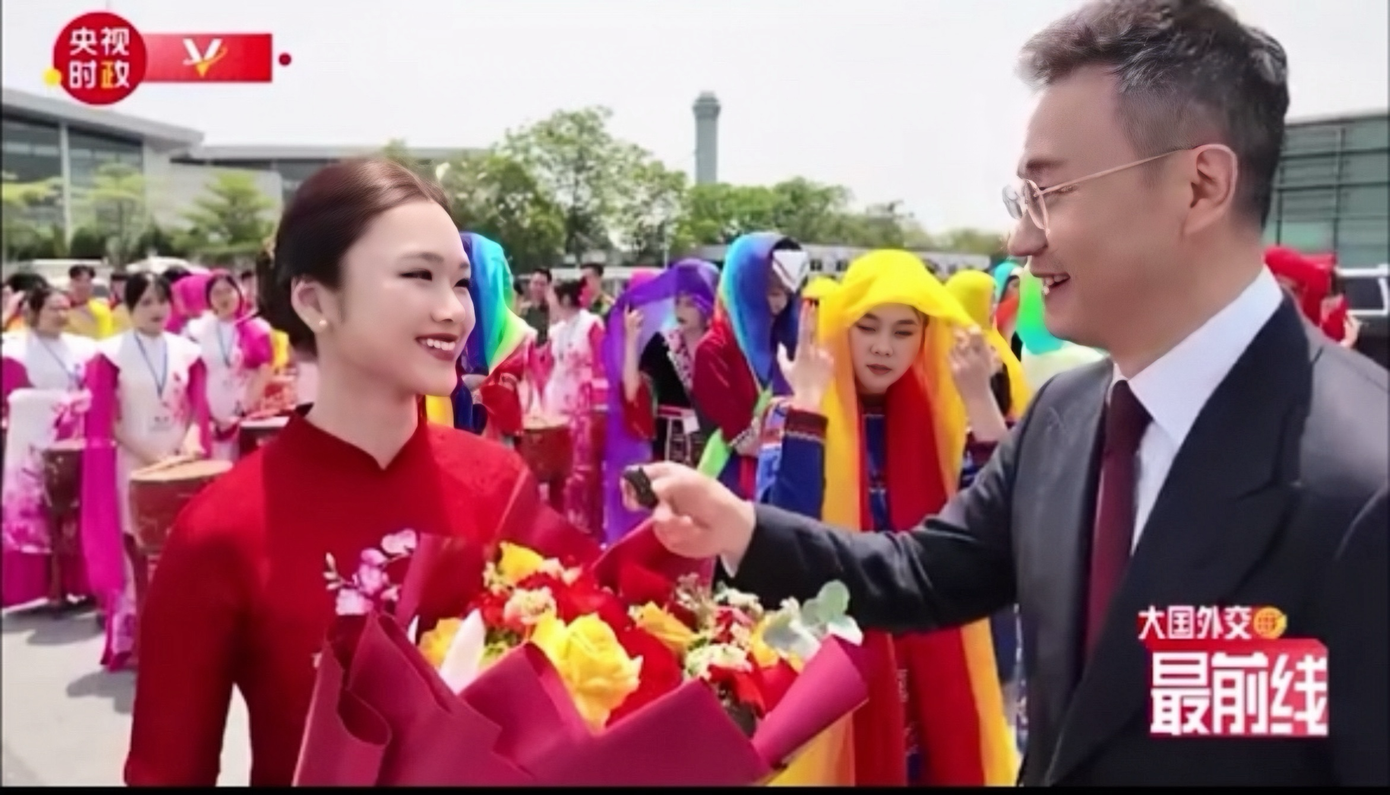 Xuân Linh tự tin trả lời câu hỏi của phóng viên viên Trung Quốc về niềm vinh dự của bản thân. (Nguồn: Weibo) Xuân Linh tự tin trả lời câu hỏi của phóng viên viên Trung Quốc về niềm vinh dự của bản thân. (Nguồn: Weibo)