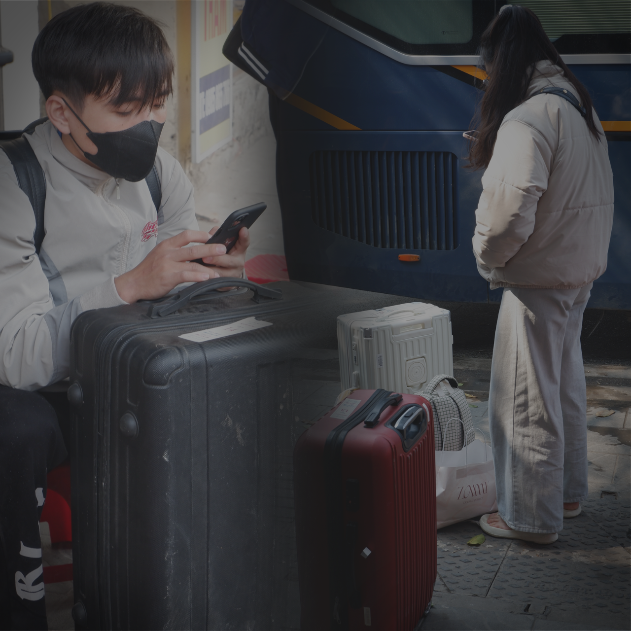 Sinh viên chuẩn bị lên những chuyến xe cuối năm, trở về quê đón Tết bên những người thân. (Ảnh: Xuân Nhàn) Sinh viên chuẩn bị lên những chuyến xe cuối năm, trở về quê đón Tết bên những người thân. (Ảnh: Xuân Nhàn)