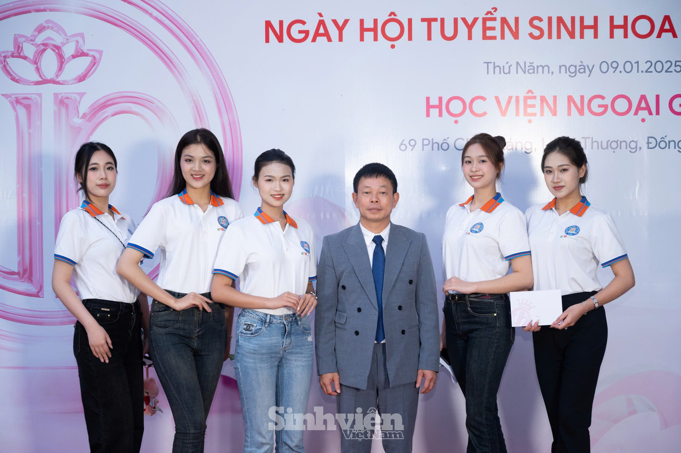 Nhà báo Phùng Công Sưởng - Tổng Biên tập Báo Tiền Phong, Trưởng Ban tổ chức cuộc thi Hoa hậu Việt Nam năm 2024 gặp gỡ, động viên tinh thần các thí sinh đến từ Trường Đại học Thương mại. Nhà báo Phùng Công Sưởng - Tổng Biên tập Báo Tiền Phong, Trưởng Ban tổ chức cuộc thi Hoa hậu Việt Nam năm 2024 gặp gỡ, động viên tinh thần các thí sinh đến từ Trường Đại học Thương mại.