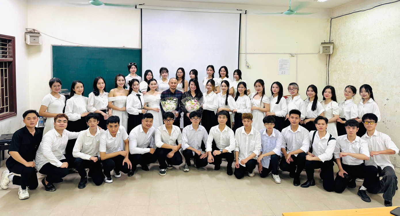 Mai Phương trong kỳ thi kết thúc học phần môn Hợp xướng 1 tại trường đại học. Mai Phương trong kỳ thi kết thúc học phần môn Hợp xướng 1 tại trường đại học.