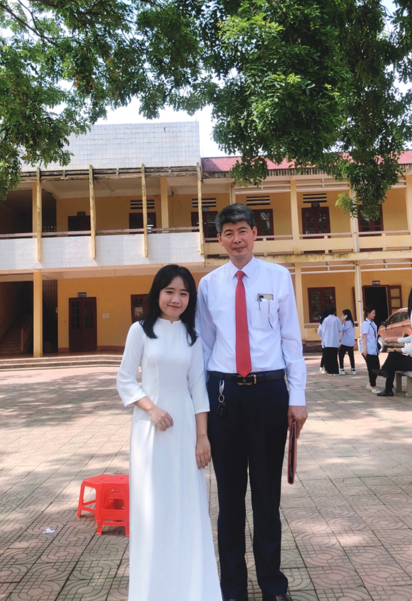 Tâm Đan chụp ảnh lưu niệm cùng thầy Hiệu trưởng cấp 3, tri ân ngôi trường đã vun đắp những nền tảng đầu tiên. Tâm Đan chụp ảnh lưu niệm cùng thầy Hiệu trưởng cấp 3, tri ân ngôi trường đã vun đắp những nền tảng đầu tiên.