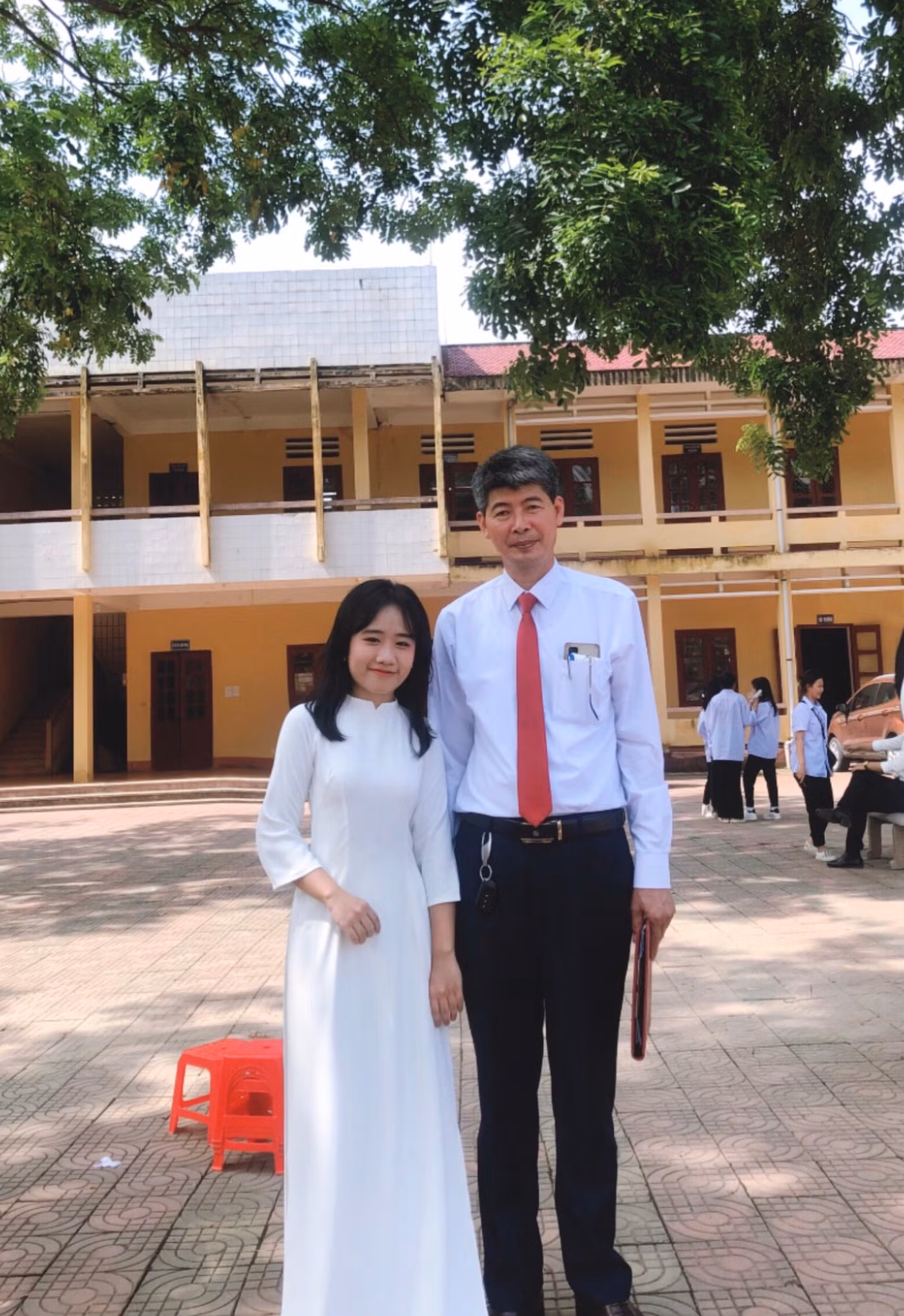 Tâm Đan chụp ảnh lưu niệm cùng thầy Hiệu trưởng cấp 3, tri ân ngôi trường đã vun đắp những nền tảng đầu tiên.