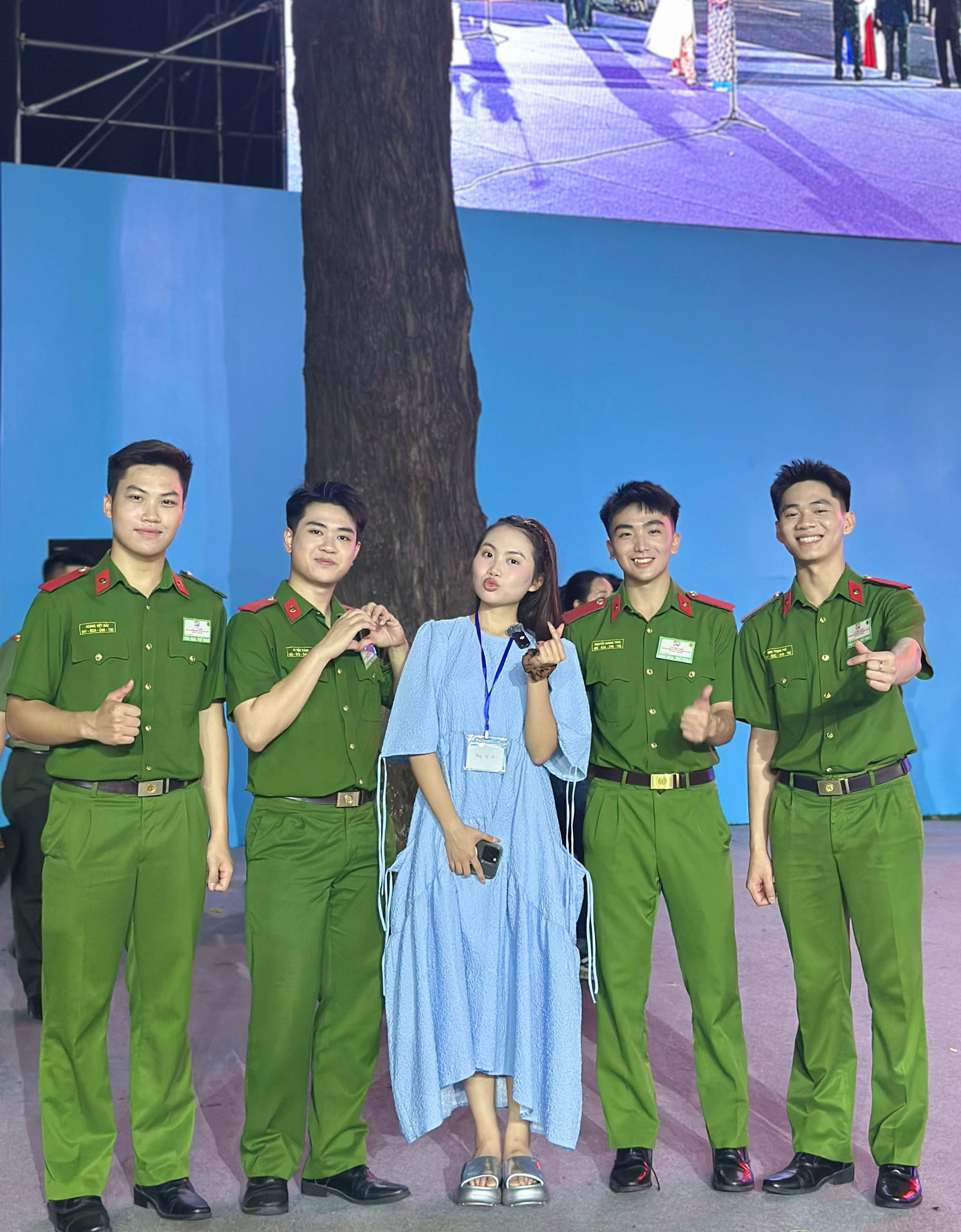 Nam sinh cũng tranh thủ ghi lại những khoảnh khắc đáng nhớ.