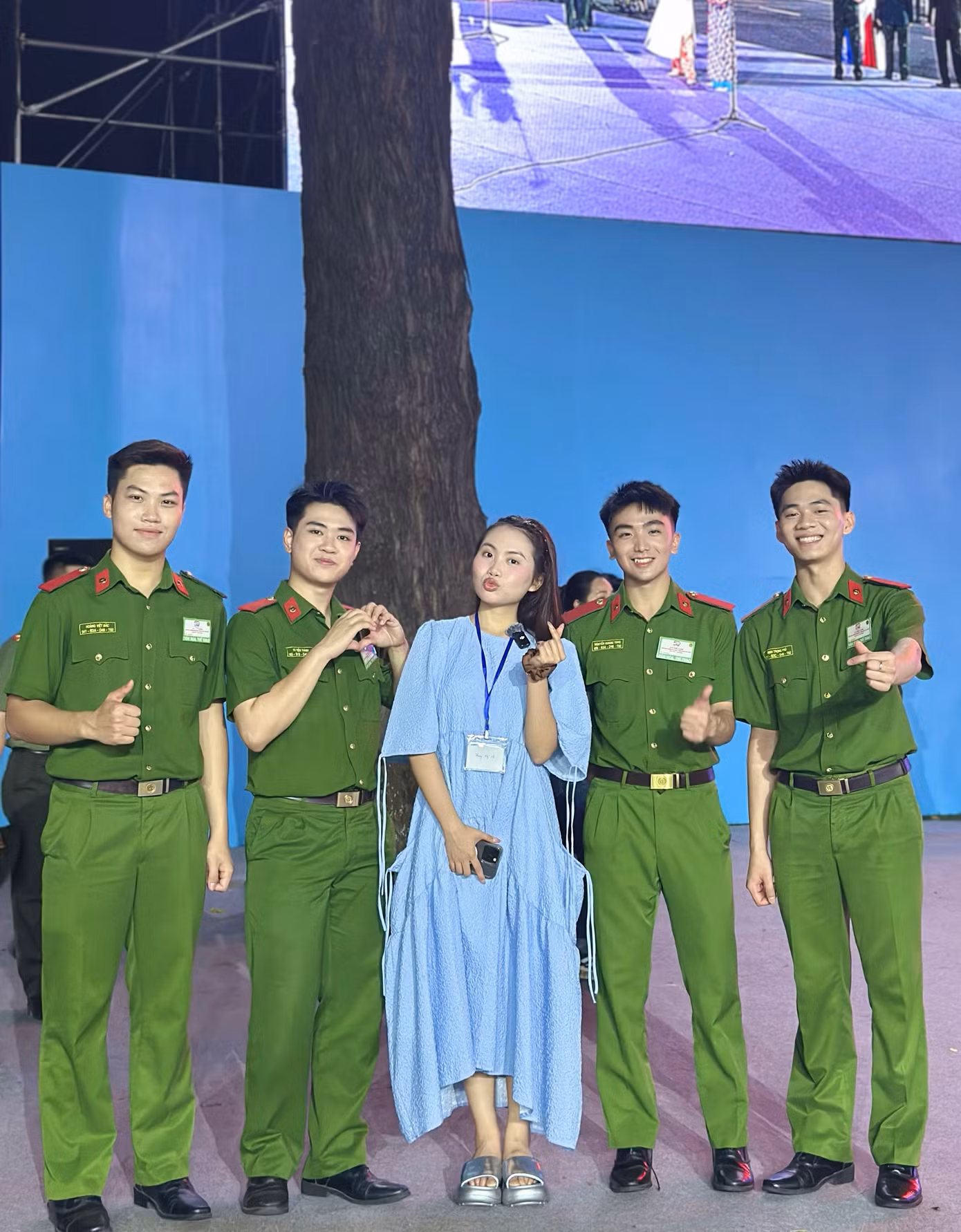 Nam sinh cũng tranh thủ ghi lại những khoảnh khắc đáng nhớ.