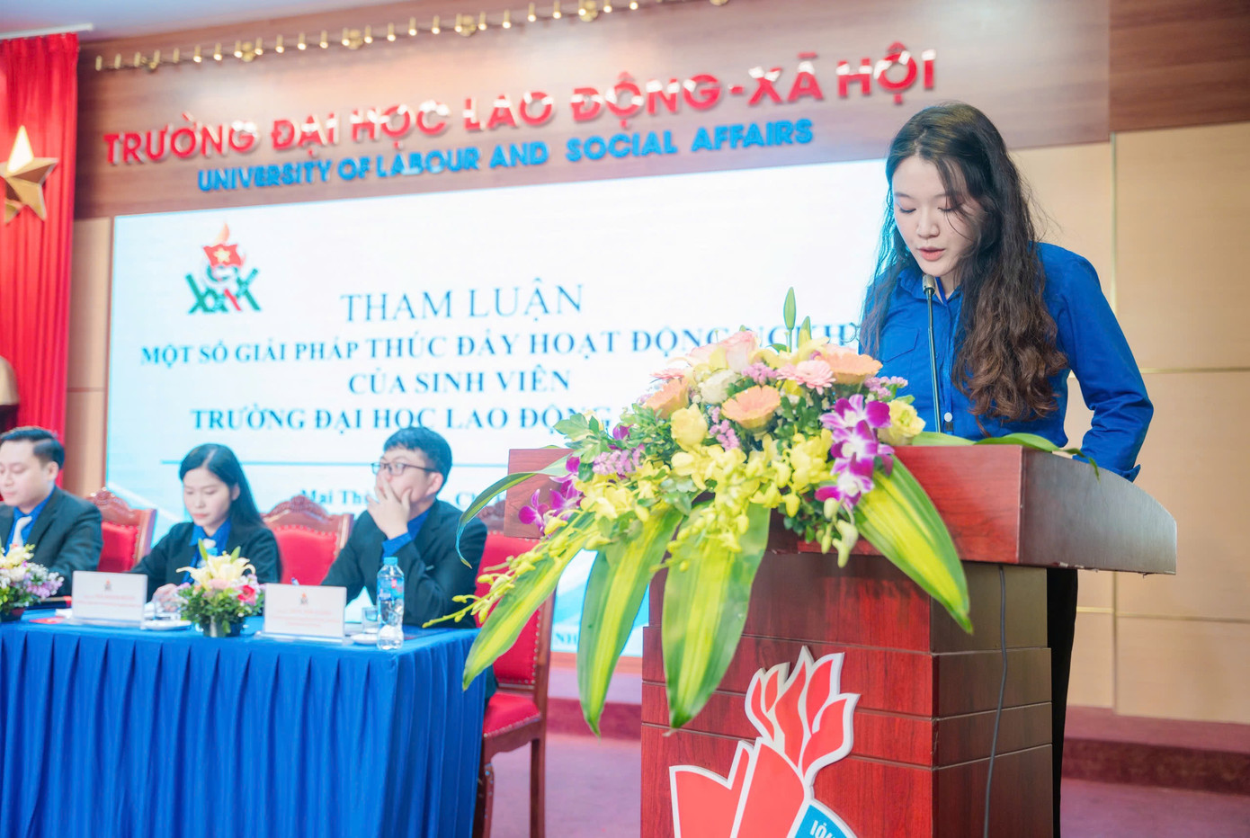 Thùy Linh đại diện 11.000 sinh viên toàn Trường trình bày tham luận tại Đại hội Đại biểu Đoàn TNCS Hồ Chí Minh Trường Đại học Lao động – Xã hội lần thứ XXIX, nhiệm kỳ 2024 – 2027.