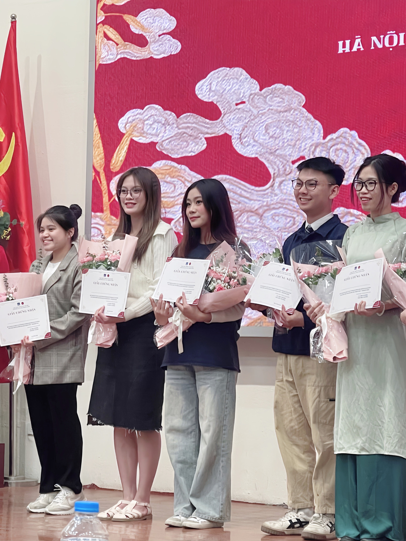 Với sự tự tin và kiến thức vững vàng, Trang xuất sắc giành giải Nhất cuộc thi hướng dẫn viên du lịch, khẳng định khả năng thuyết trình và giao tiếp. Với sự tự tin và kiến thức vững vàng, Trang xuất sắc giành giải Nhất cuộc thi hướng dẫn viên du lịch, khẳng định khả năng thuyết trình và giao tiếp.