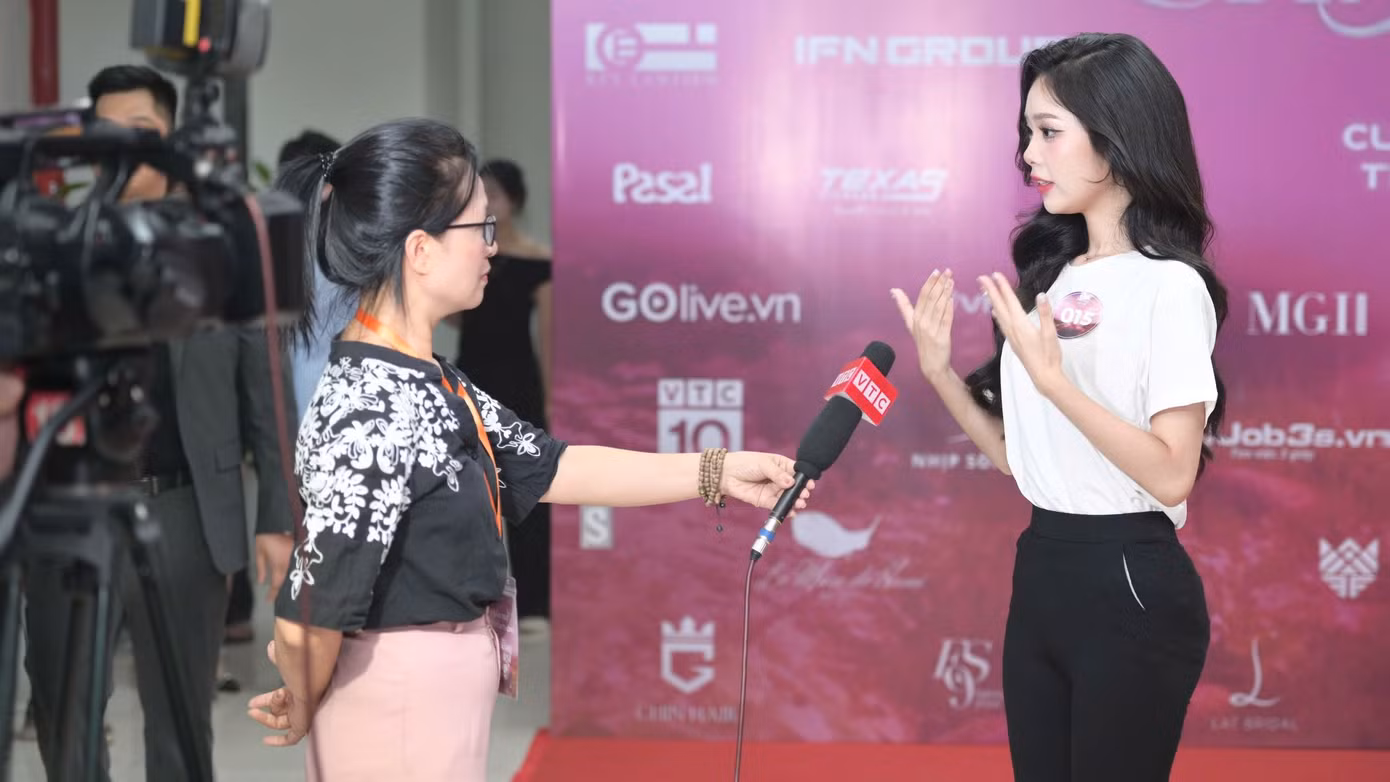 Đại diện top 14 trả lời phỏng vấn VTC trước thềm chung kết cuộc thi Charm of Law. Đại diện top 14 trả lời phỏng vấn VTC trước thềm chung kết cuộc thi Charm of Law.