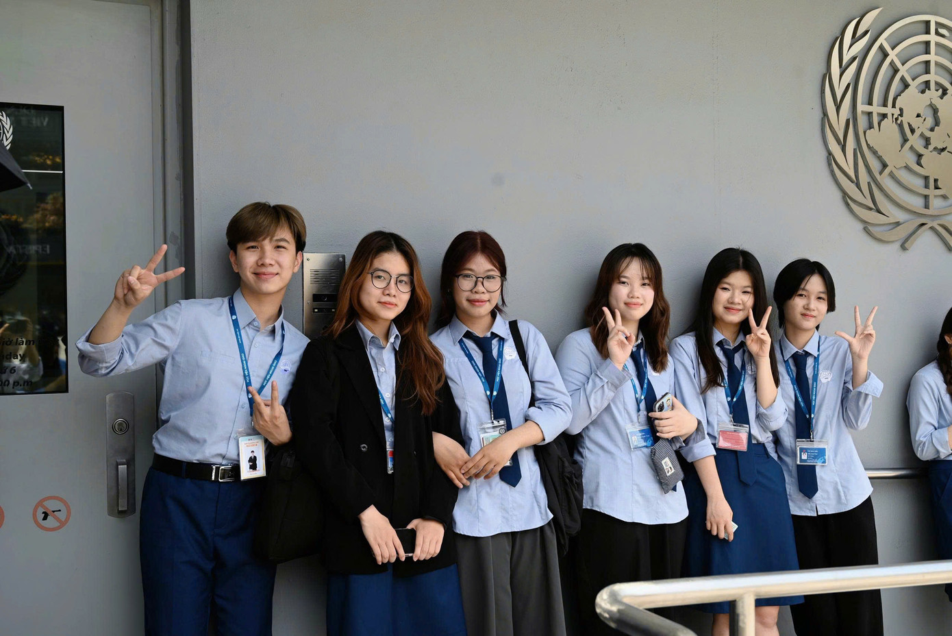 Huyền Trang (thứ ba từ phải sang) cùng các bạn sinh viên Học viện Ngoại giao thăm quan Tòa nhà Xanh Một Liên Hợp Quốc.