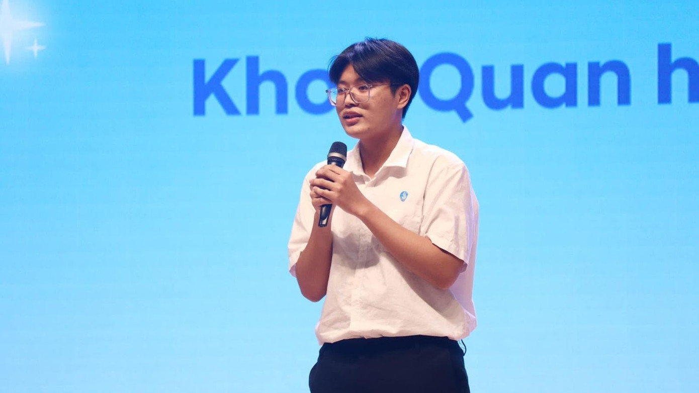 Duy Phúc đại diện sinh viên Khóa 29 ngành Quan hệ Công chúng phát biểu tại Lễ kết nạp Hội Sinh viên. Duy Phúc đại diện sinh viên Khóa 29 ngành Quan hệ Công chúng phát biểu tại Lễ kết nạp Hội Sinh viên.