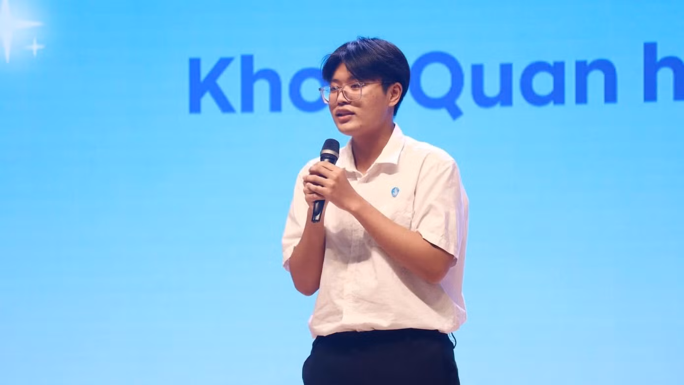Duy Phúc đại diện sinh viên Khóa 29 ngành Quan hệ Công chúng phát biểu tại Lễ kết nạp Hội Sinh viên.