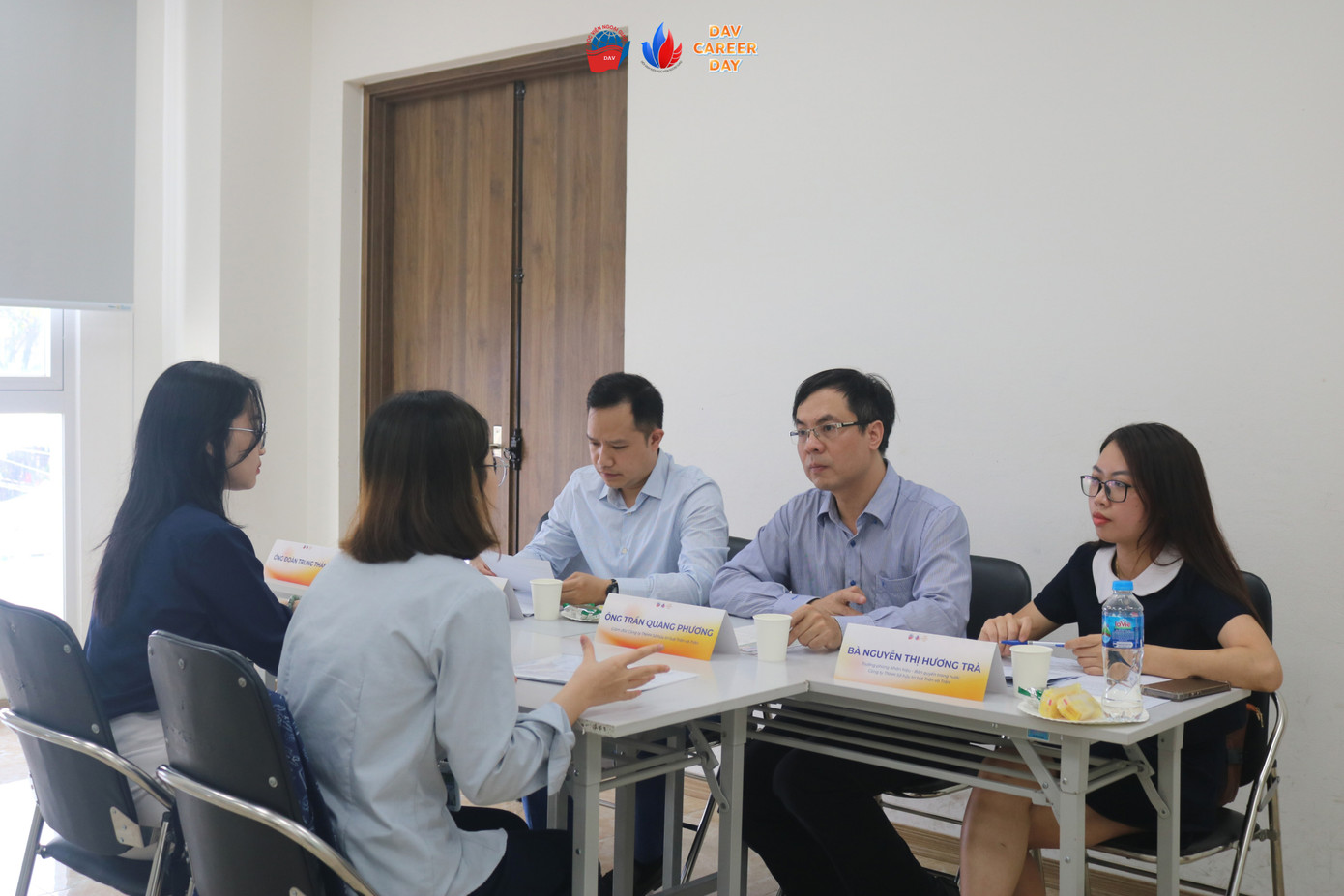 Sinh viên và cơ hội phỏng vấn trực tiếp tại Ngày hội của Chương trình. Sinh viên và cơ hội phỏng vấn trực tiếp tại Ngày hội của Chương trình.