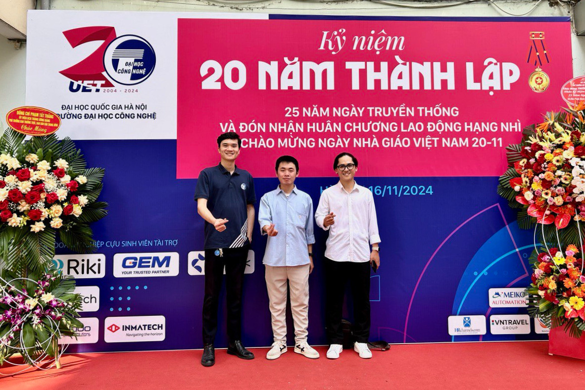 Huy Sơn cùng các đồng nghiệp trẻ tại Lễ kỷ niệm thành lập VNU-UET vào tháng 11/2024. Huy Sơn cùng các đồng nghiệp trẻ tại Lễ kỷ niệm thành lập VNU-UET vào tháng 11/2024.