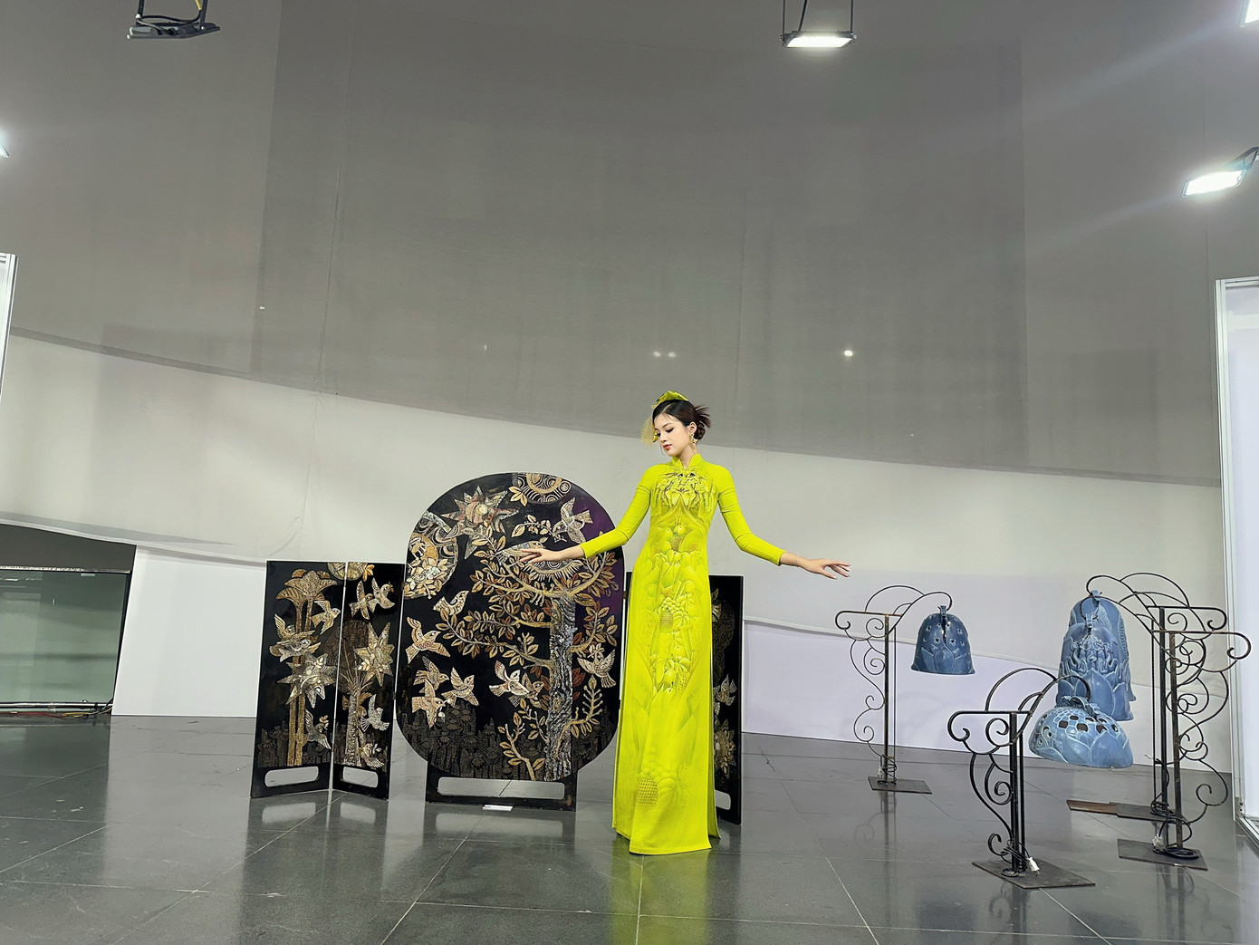 Song song với việc học, Thu còn thử sức trong lĩnh vực người mẫu để khám phá và phát triển bản thân. Song song với việc học, Thu còn thử sức trong lĩnh vực người mẫu để khám phá và phát triển bản thân.