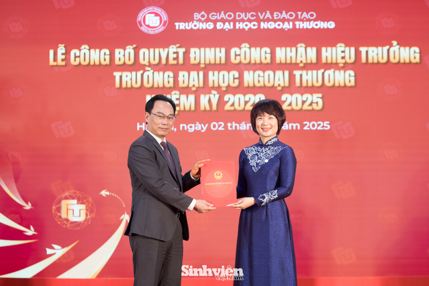 Tại buổi lễ, Thứ trưởng Bộ GD&ĐT Hoàng Minh Sơn đã trao quyết định và gửi gắm niềm tin lớn lao vào tân Hiệu trưởng. Ông nhấn mạnh: “Bộ Giáo dục và Đào tạo đặt nhiều kỳ vọng và tin tưởng vào tân Hiệu trưởng - PGS. TS Phạm Thu Hương – một người trưởng thành từ chính mái trường này, có nền tảng chuyên môn vững vàng, được đào tạo bài bản ở trong nước và quốc tế, có kinh nghiệm thực tiễn phong phú và tinh thần đổi mới mạnh mẽ.” Thứ trưởng tin tưởng rằng, PGS. TS Phạm Thu Hương sẽ cùng tập thể lãnh đạo kế thừa những giá trị cốt lõi, đưa Trường Đại học Ngoại thương lên một tầm cao mới – "vững chắc về chuyên môn, đột phá về tư duy, hội nhập về tầm nhìn". Tại buổi lễ, Thứ trưởng Bộ GD&ĐT Hoàng Minh Sơn đã trao quyết định và gửi gắm niềm tin lớn lao vào tân Hiệu trưởng. Ông nhấn mạnh: “Bộ Giáo dục và Đào tạo đặt nhiều kỳ vọng và tin tưởng vào tân Hiệu trưởng - PGS. TS Phạm Thu Hương – một người trưởng thành từ chính mái trường này, có nền tảng chuyên môn vững vàng, được đào tạo bài bản ở trong nước và quốc tế, có kinh nghiệm thực tiễn phong phú và tinh thần đổi mới mạnh mẽ.” Thứ trưởng tin tưởng rằng, PGS. TS Phạm Thu Hương sẽ cùng tập thể lãnh đạo kế thừa những giá trị cốt lõi, đưa Trường Đại học Ngoại thương lên một tầm cao mới – "vững chắc về chuyên môn, đột phá về tư duy, hội nhập về tầm nhìn".