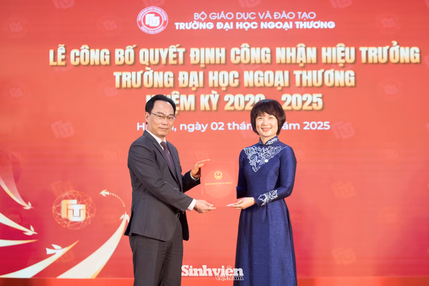Tại buổi lễ, Thứ trưởng Bộ GD&ĐT Hoàng Minh Sơn đã trao quyết định và gửi gắm niềm tin lớn lao vào tân Hiệu trưởng. Ông nhấn mạnh: “Bộ Giáo dục và Đào tạo đặt nhiều kỳ vọng và tin tưởng vào tân Hiệu trưởng - PGS. TS Phạm Thu Hương – một người trưởng thành từ chính mái trường này, có nền tảng chuyên môn vững vàng, được đào tạo bài bản ở trong nước và quốc tế, có kinh nghiệm thực tiễn phong phú và tinh thần đổi mới mạnh mẽ.” Thứ trưởng tin tưởng rằng, PGS. TS Phạm Thu Hương sẽ cùng tập thể lãnh đạo kế thừa những giá trị cốt lõi, đưa Trường Đại học Ngoại thương lên một tầm cao mới – "vững chắc về chuyên môn, đột phá về tư duy, hội nhập về tầm nhìn". Tại buổi lễ, Thứ trưởng Bộ GD&ĐT Hoàng Minh Sơn đã trao quyết định và gửi gắm niềm tin lớn lao vào tân Hiệu trưởng. Ông nhấn mạnh: “Bộ Giáo dục và Đào tạo đặt nhiều kỳ vọng và tin tưởng vào tân Hiệu trưởng - PGS. TS Phạm Thu Hương – một người trưởng thành từ chính mái trường này, có nền tảng chuyên môn vững vàng, được đào tạo bài bản ở trong nước và quốc tế, có kinh nghiệm thực tiễn phong phú và tinh thần đổi mới mạnh mẽ.” Thứ trưởng tin tưởng rằng, PGS. TS Phạm Thu Hương sẽ cùng tập thể lãnh đạo kế thừa những giá trị cốt lõi, đưa Trường Đại học Ngoại thương lên một tầm cao mới – "vững chắc về chuyên môn, đột phá về tư duy, hội nhập về tầm nhìn".