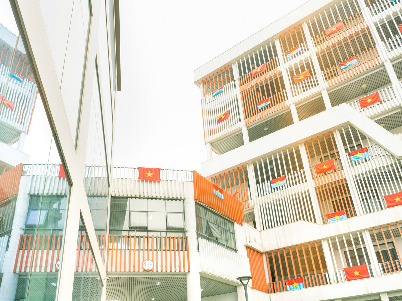 Những dãy hành lang đỏ rực cờ thể hiện sức mạnh gắn kết của tuổi trẻ Phenikaa trong các hoạt động ý nghĩa vì cộng đồng. Những dãy hành lang đỏ rực cờ thể hiện sức mạnh gắn kết của tuổi trẻ Phenikaa trong các hoạt động ý nghĩa vì cộng đồng.