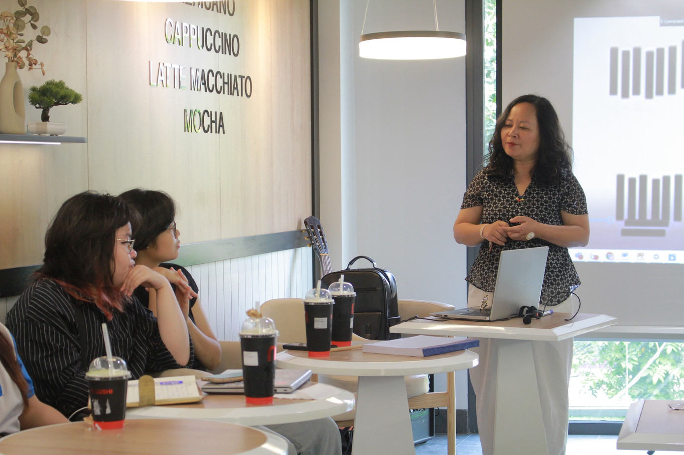 TS. Nguyễn Thị Tuyết Minh chia sẻ với sinh viên về bình đẳng giới trong chương trình truyền thông với chủ đề “Nói không với sạn giới” – hướng tới xây dựng góc nhìn công bằng, không thiên kiến trong nội dung truyền thông. TS. Nguyễn Thị Tuyết Minh chia sẻ với sinh viên về bình đẳng giới trong chương trình truyền thông với chủ đề “Nói không với sạn giới” – hướng tới xây dựng góc nhìn công bằng, không thiên kiến trong nội dung truyền thông.