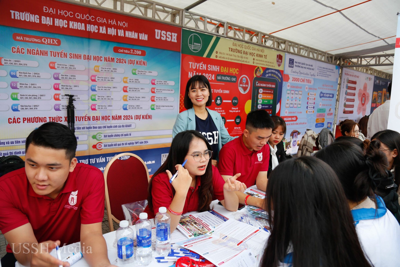 Hà An tại hoạt động hỗ trợ tư vấn tuyển sinh của trường tại các ngày hội tuyển sinh. Hà An tại hoạt động hỗ trợ tư vấn tuyển sinh của trường tại các ngày hội tuyển sinh.