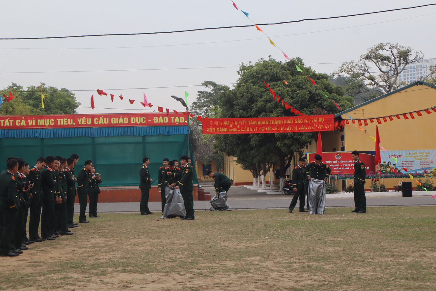 Các chiến sĩ thi nhảy bao bố tại đơn vị.